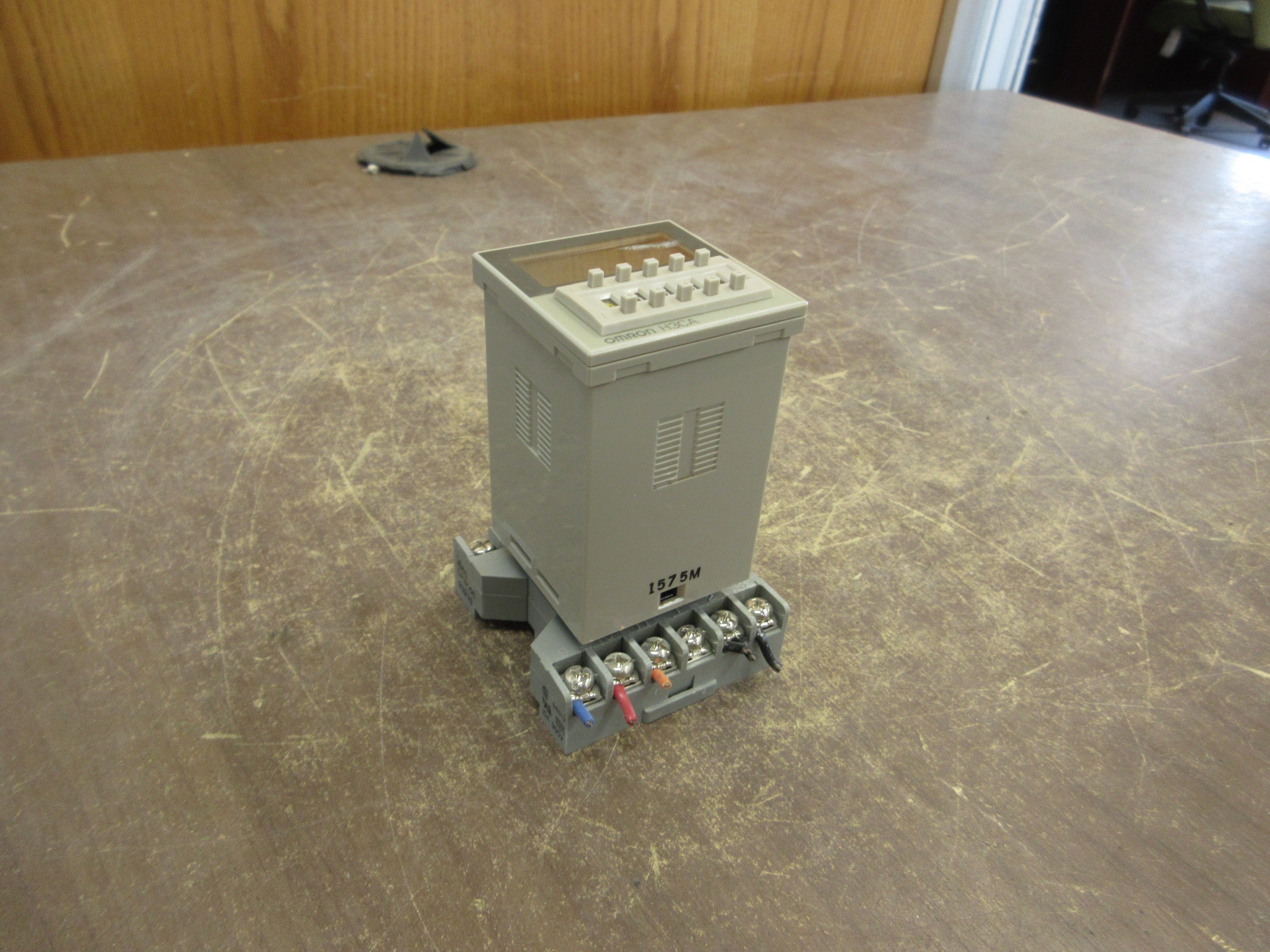 Omron Timer H3CA-A Range: 0.1s-9990h 24-240VAC 12-240VDC w/ Base Used
