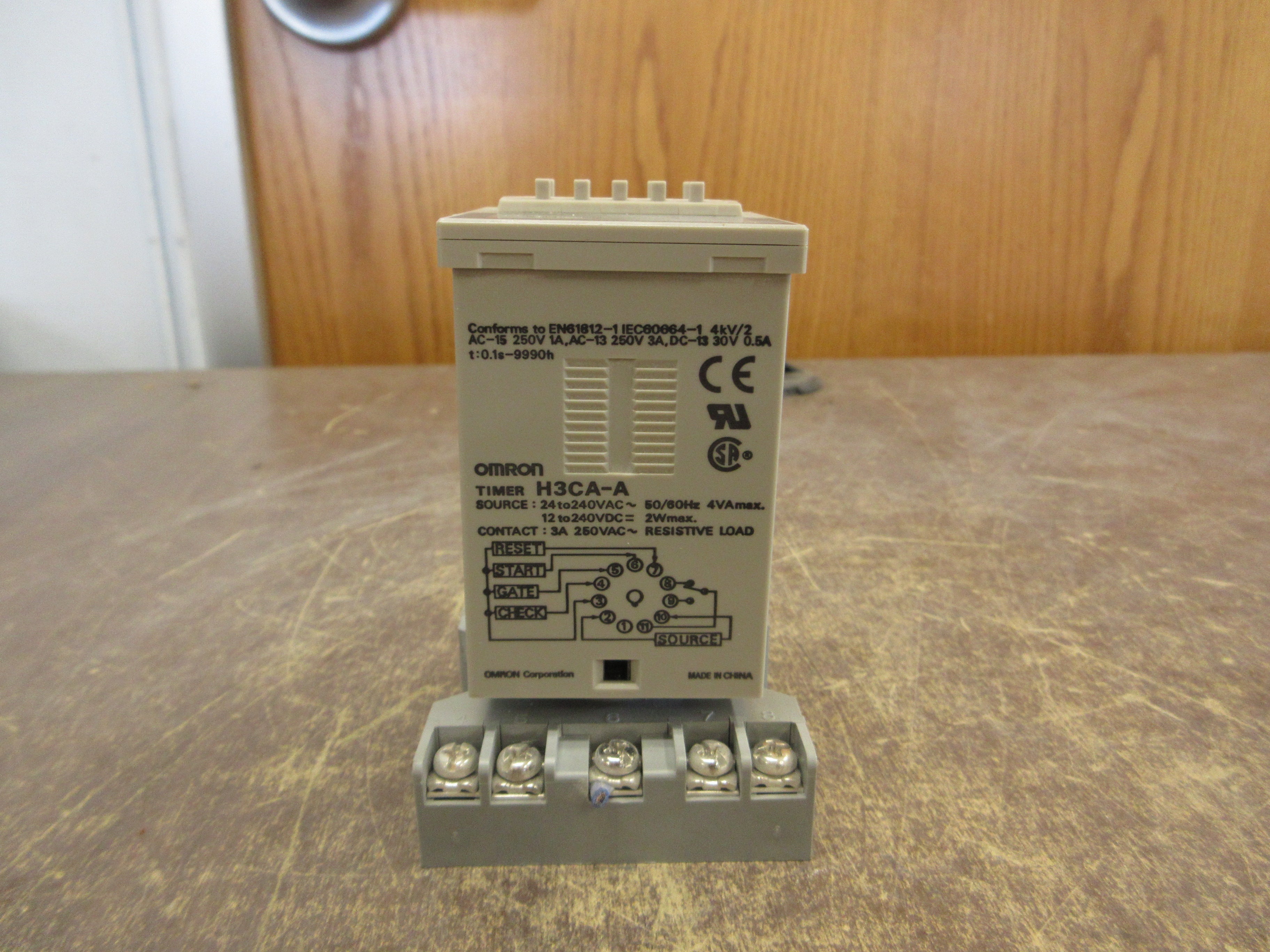Omron Timer H3CA-A Range: 0.1s-9990h 24-240VAC 12-240VDC w/ Base Used