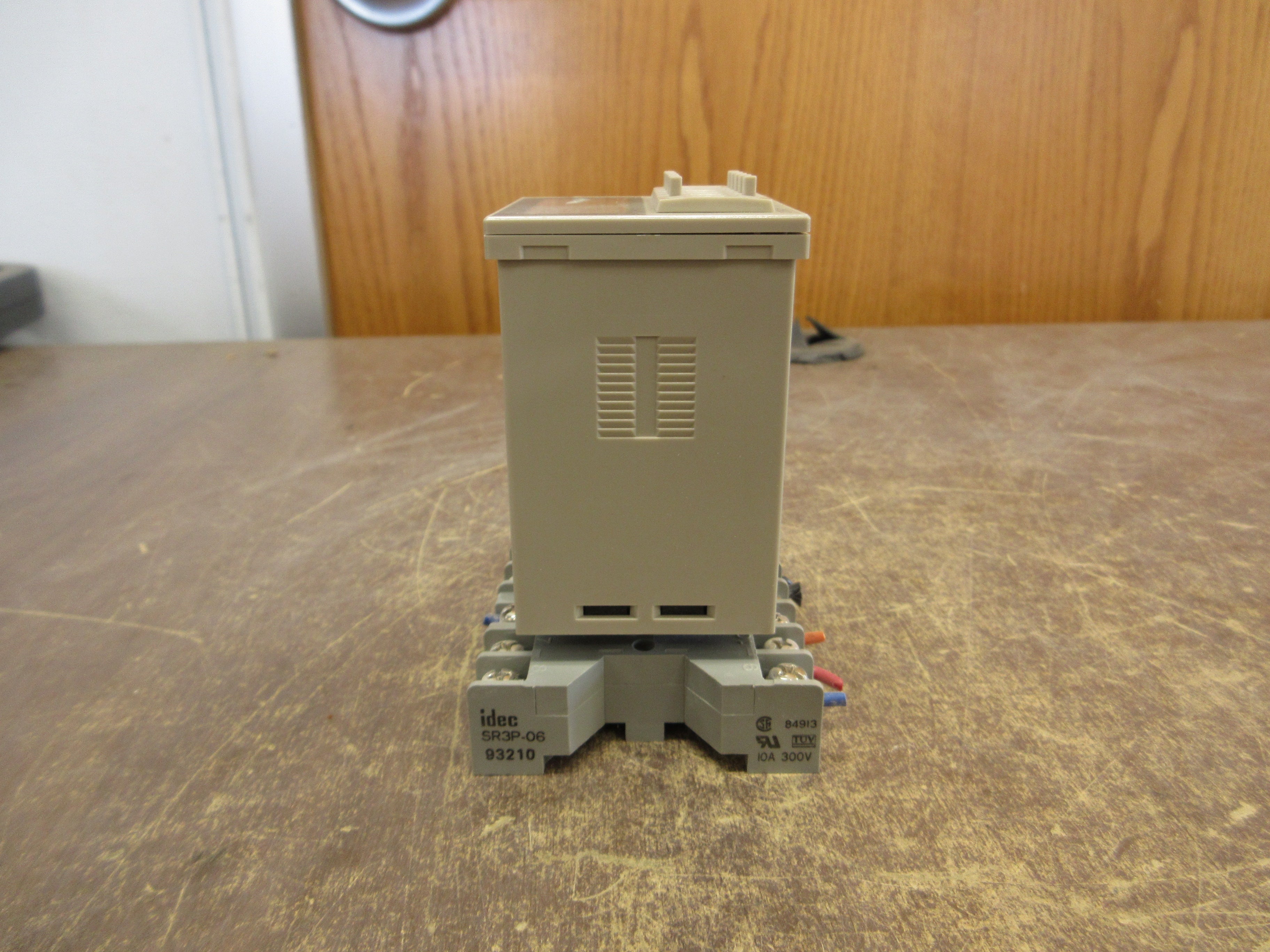 Omron Timer H3CA-A Range: 0.1s-9990h 24-240VAC 12-240VDC w/ Base Used