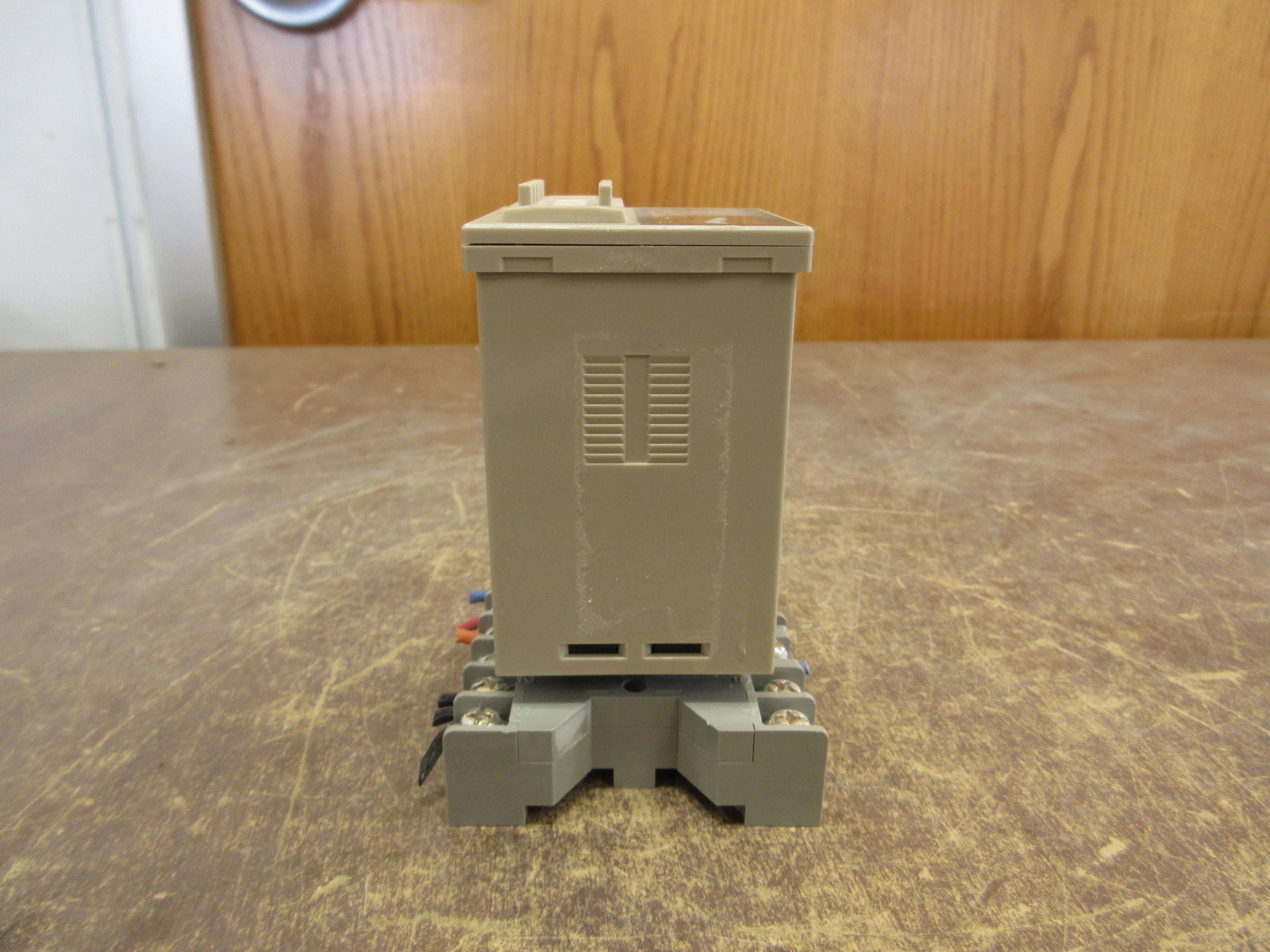 Omron Timer H3CA-A Range: 0.1s-9990h 24-240VAC 12-240VDC w/ Base Used