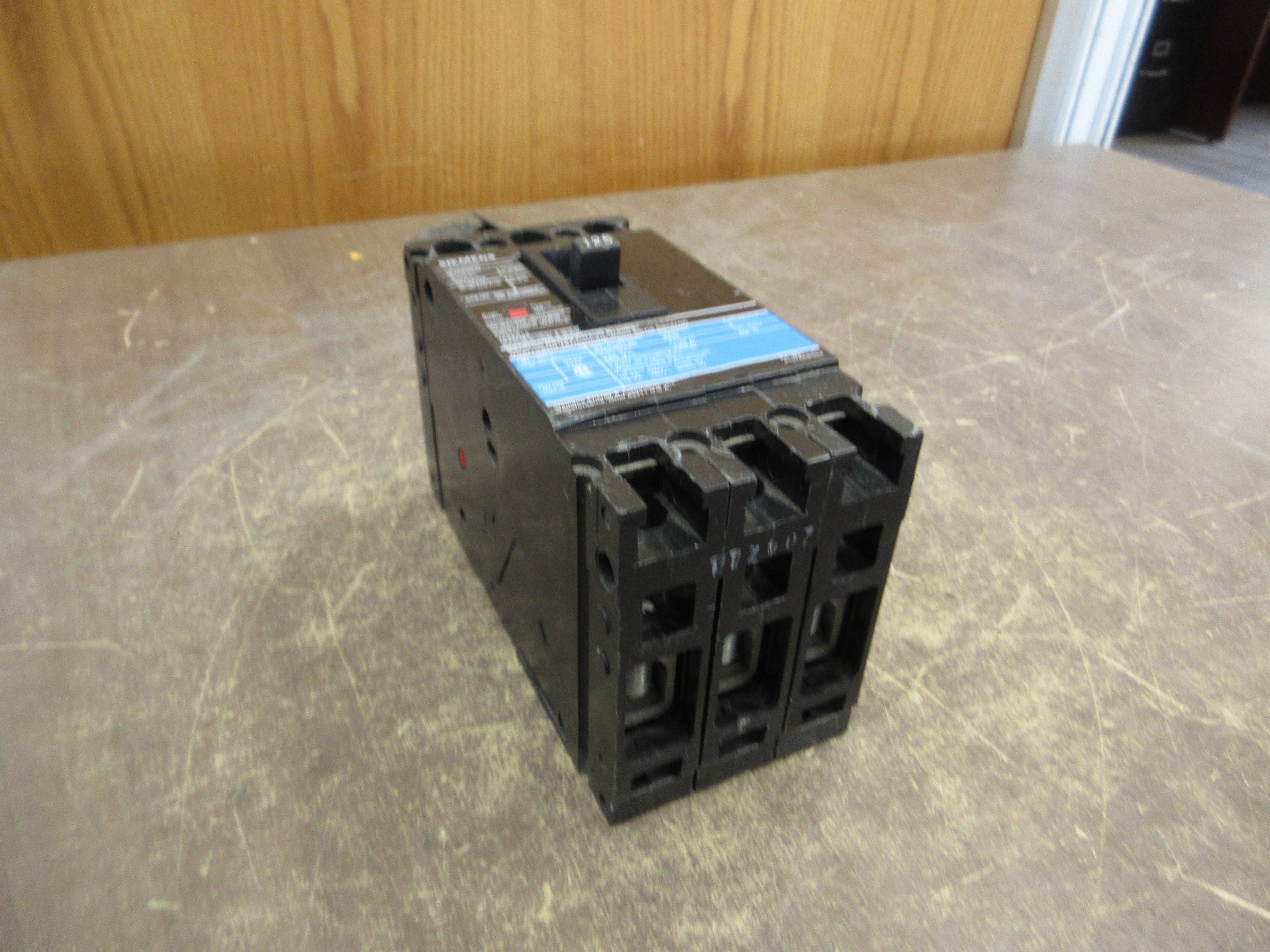 Siemens Sentron Circuit Breaker ED43B125 125A 480V 3P Used