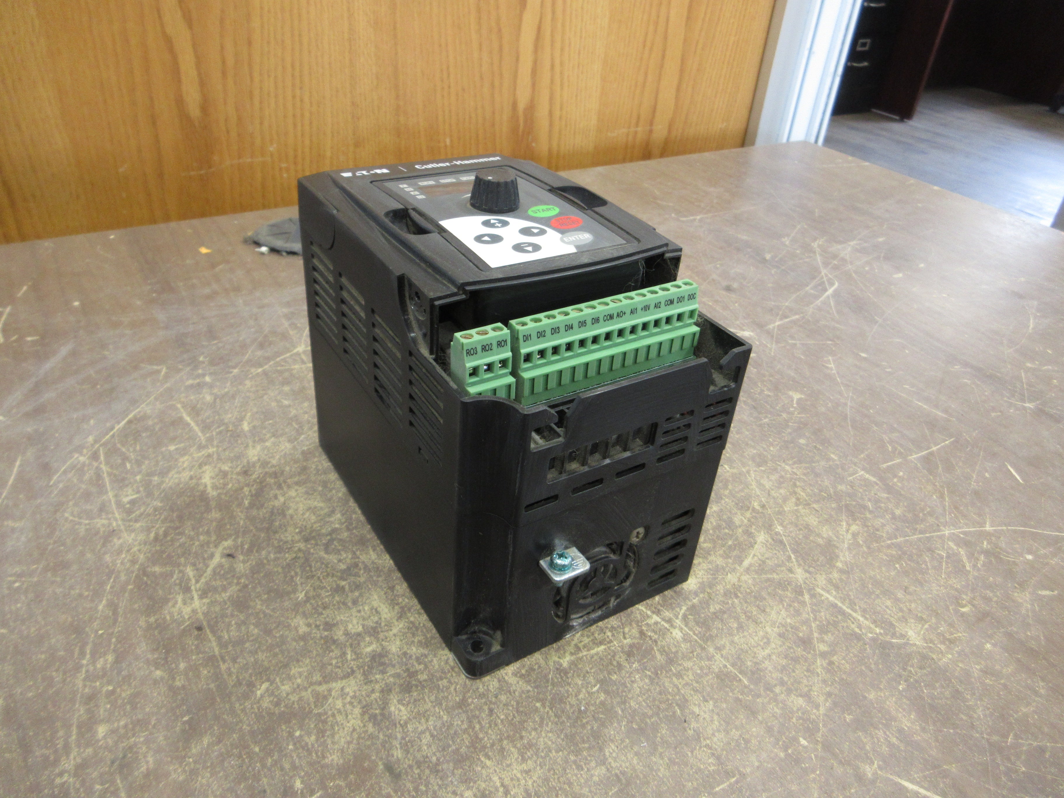 Eaton MVX9000 AC Drive MVX003A0-4 3HP 3Ph w/ Keypad *No Terminal Cover* Used