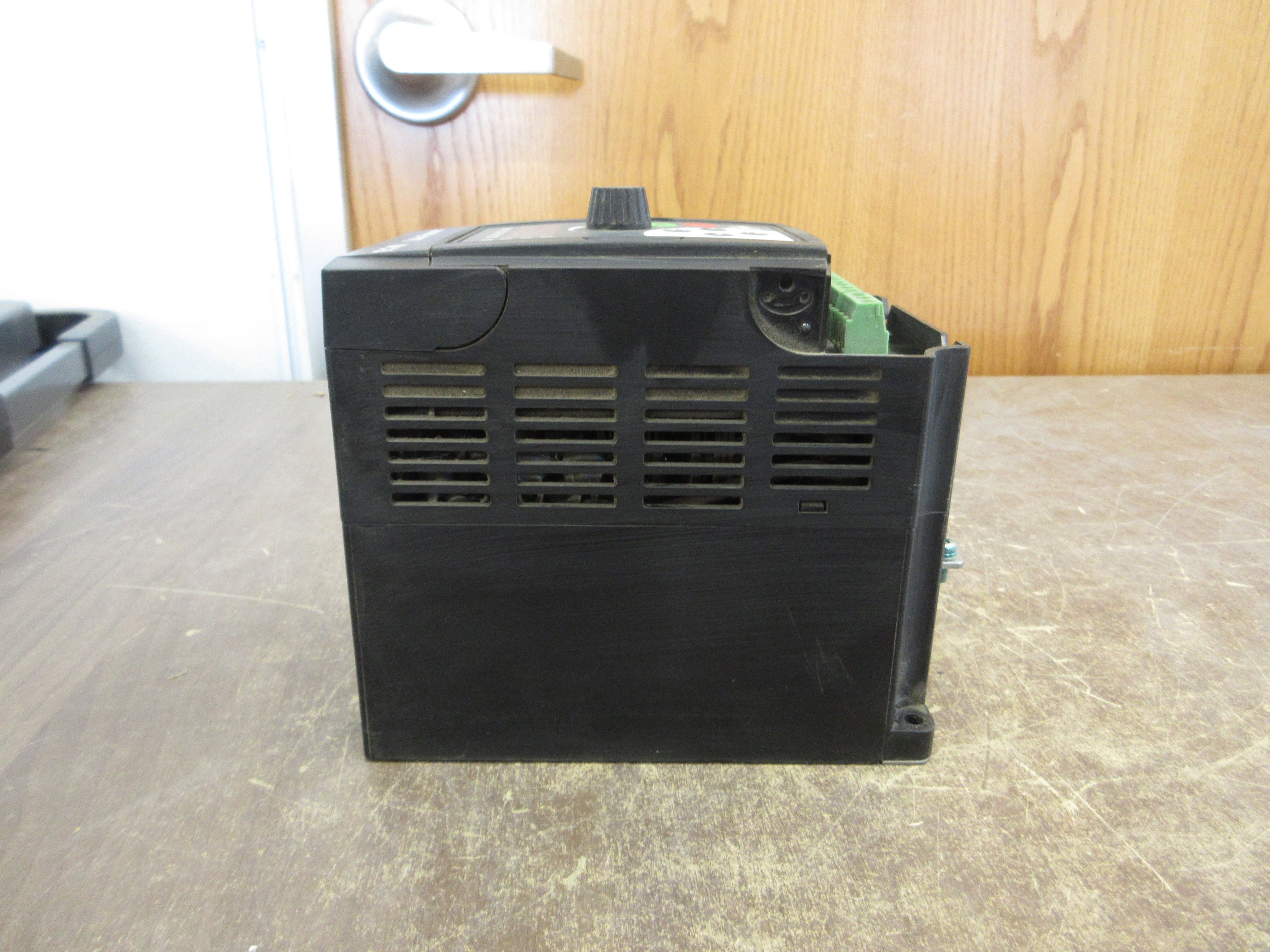 Eaton MVX9000 AC Drive MVX003A0-4 3HP 3Ph w/ Keypad *No Terminal Cover* Used