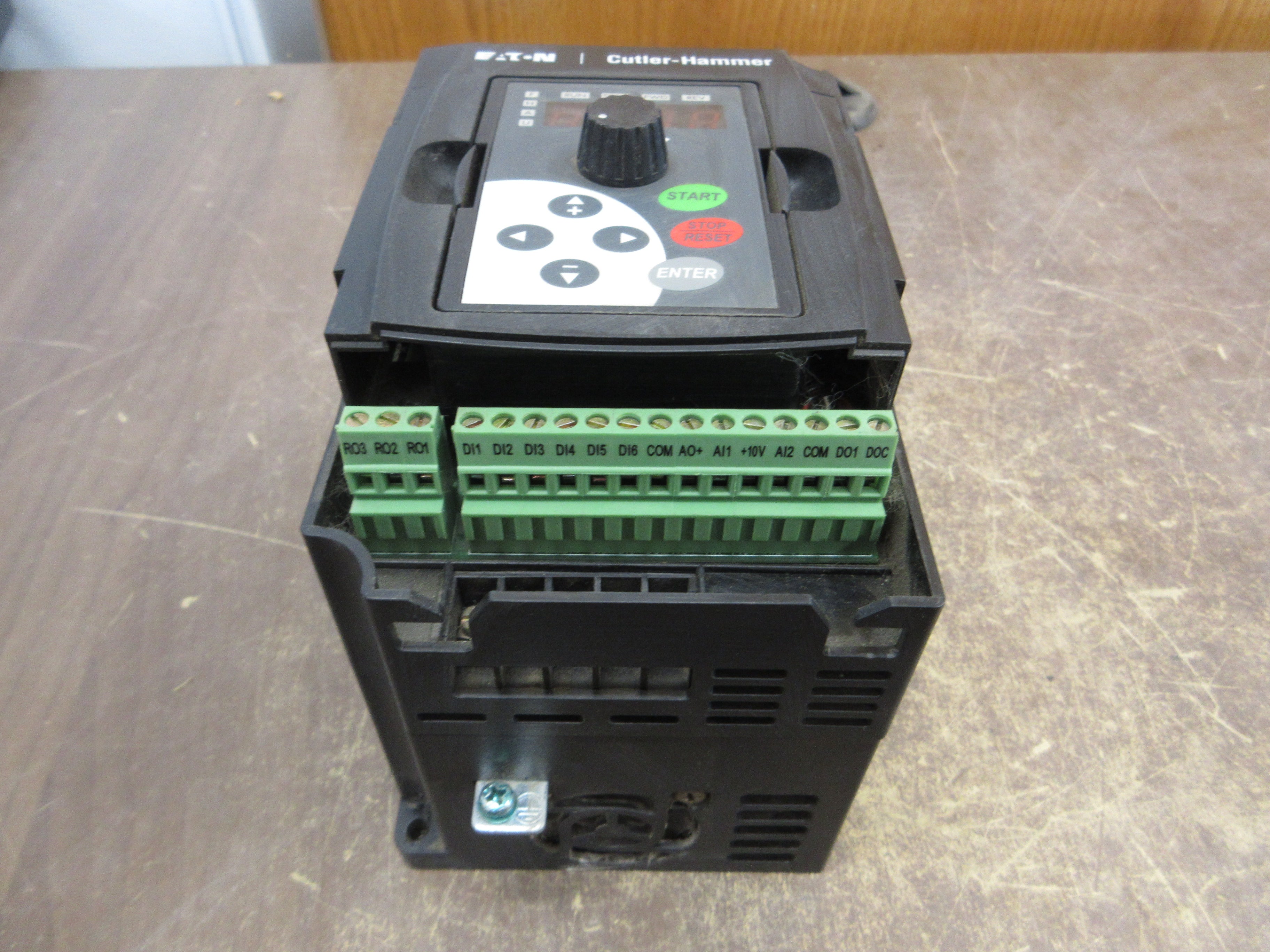 Eaton MVX9000 AC Drive MVX003A0-4 3HP 3Ph w/ Keypad *No Terminal Cover* Used