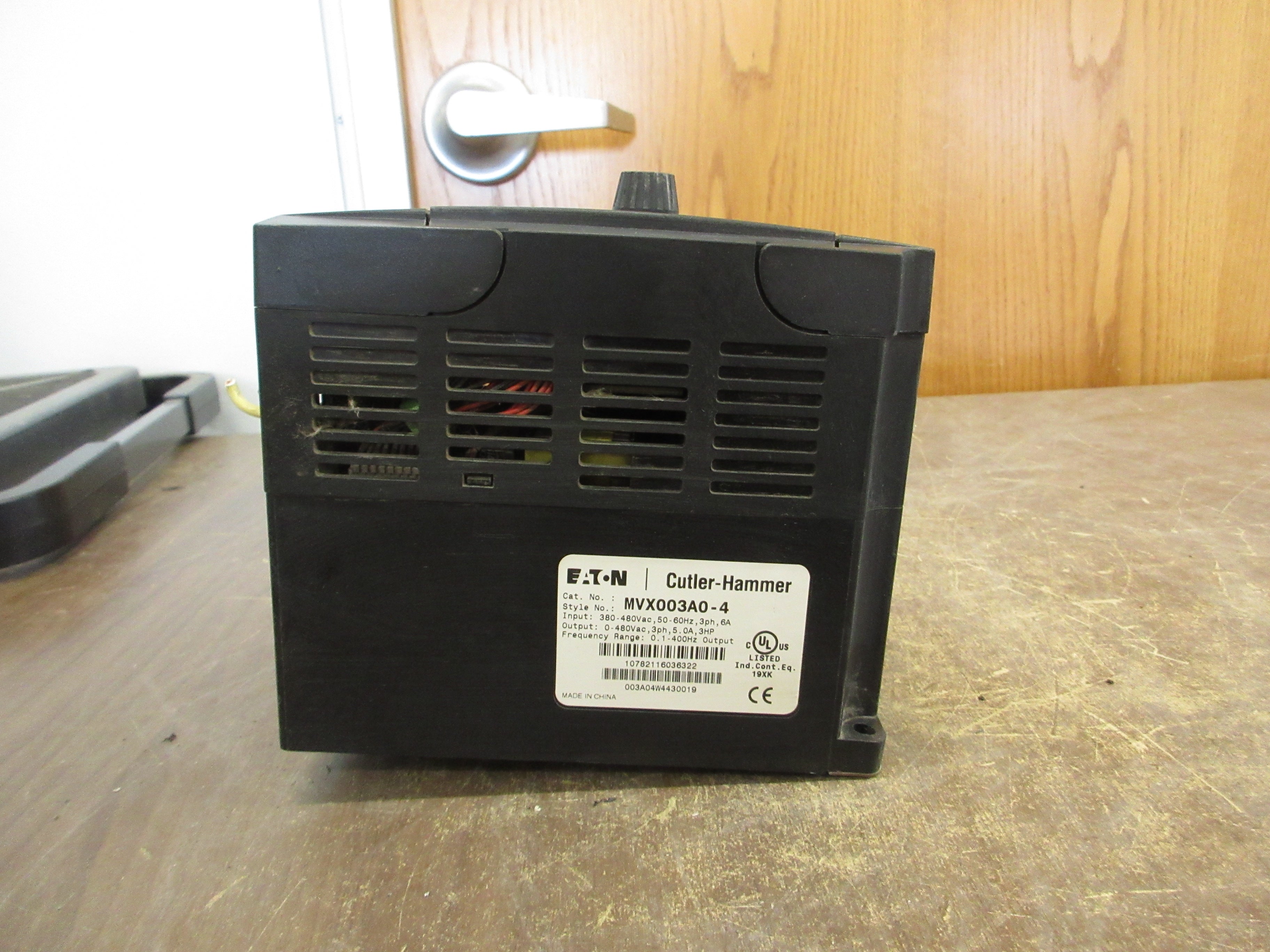 Eaton MVX9000 AC Drive MVX003A0-4 3HP 3Ph w/ Keypad *(1) Broken Mount* Used