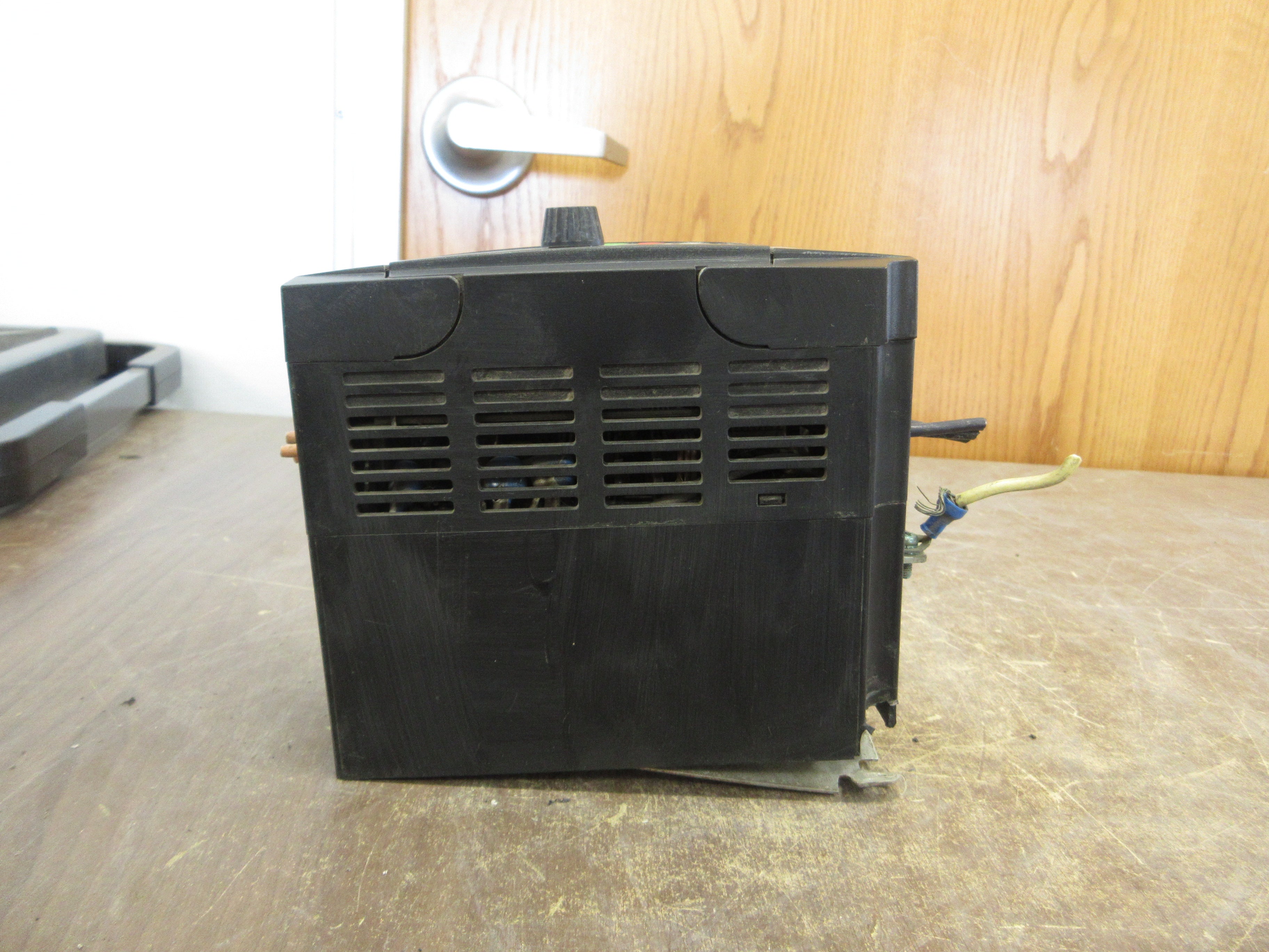 Eaton MVX9000 AC Drive MVX003A0-4 3HP 3Ph w/ Keypad *(1) Broken Mount* Used