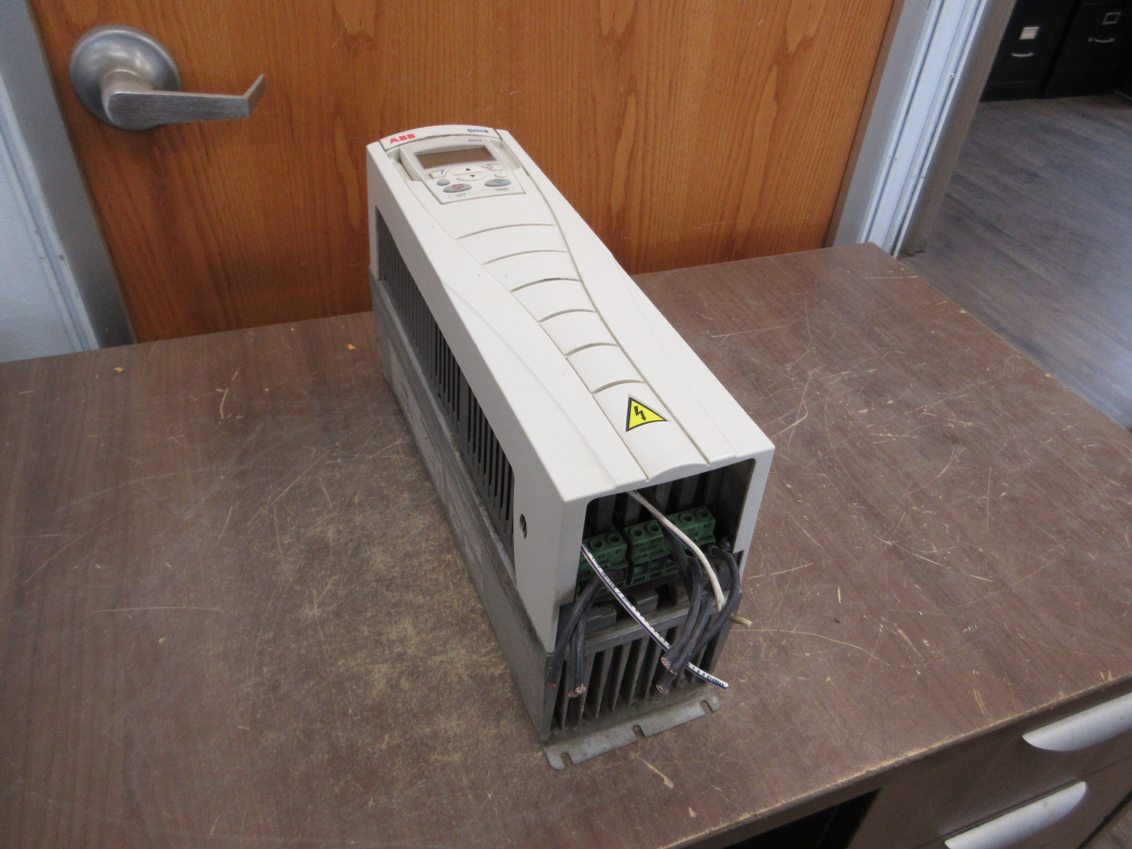 ABB ACH550 AC Drive ACH550-UH-023A-4 15HP 3Ph w/ Keypad Used