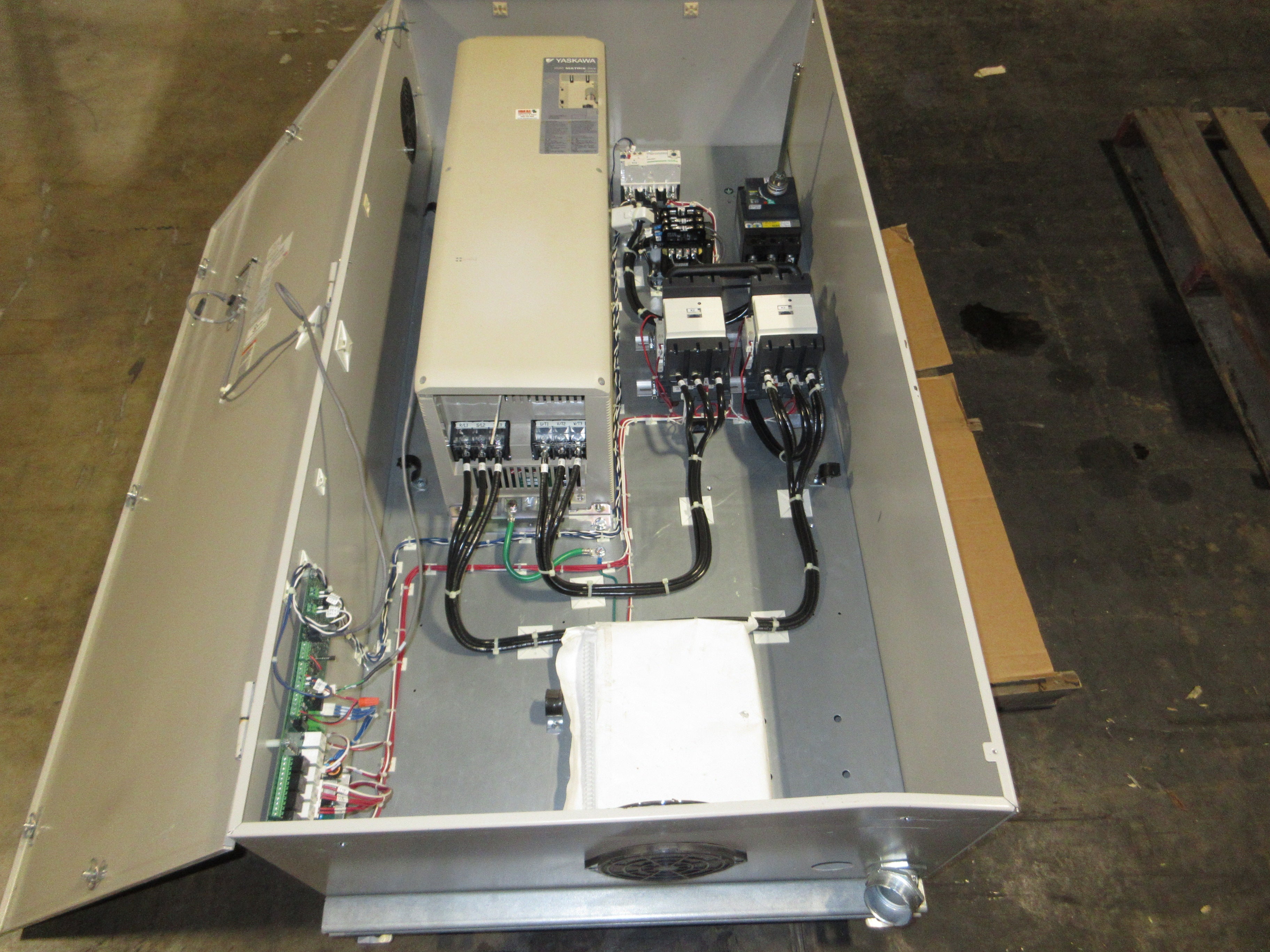 Yaskawa Z1000U AC Drive w/ Bypass Z1D1B096PN 75HP 3Ph Used