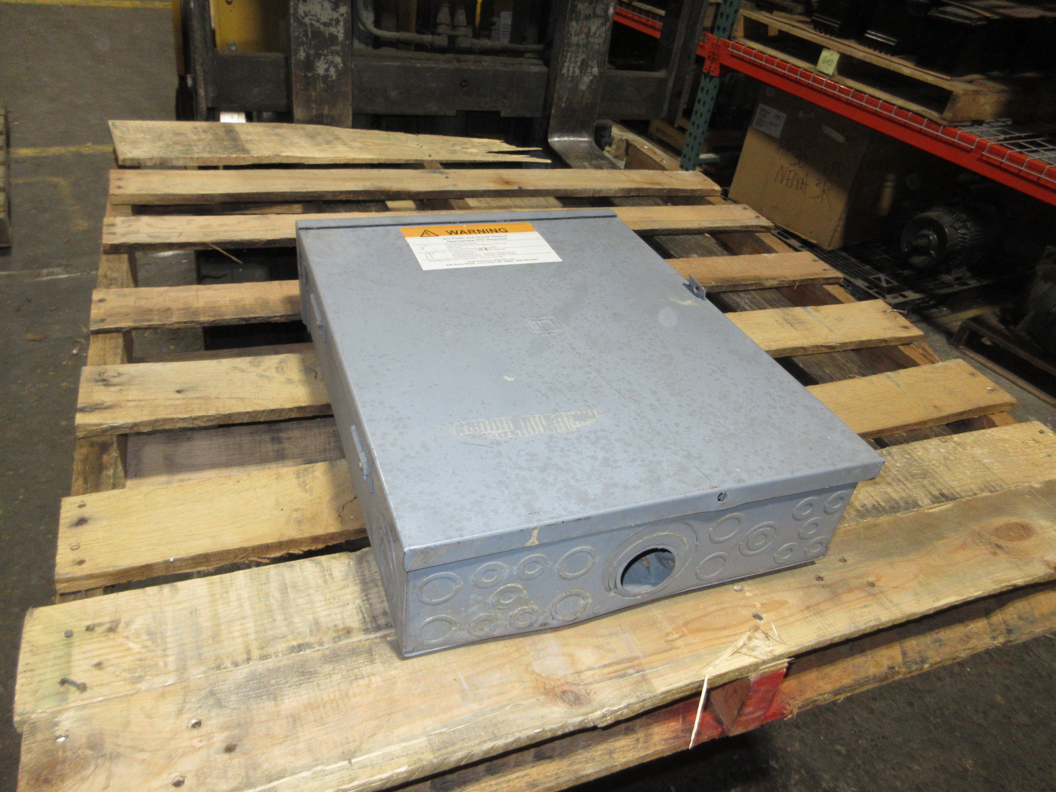 Square 3R QO Load Center 40265-449-10 16-Circuit Used