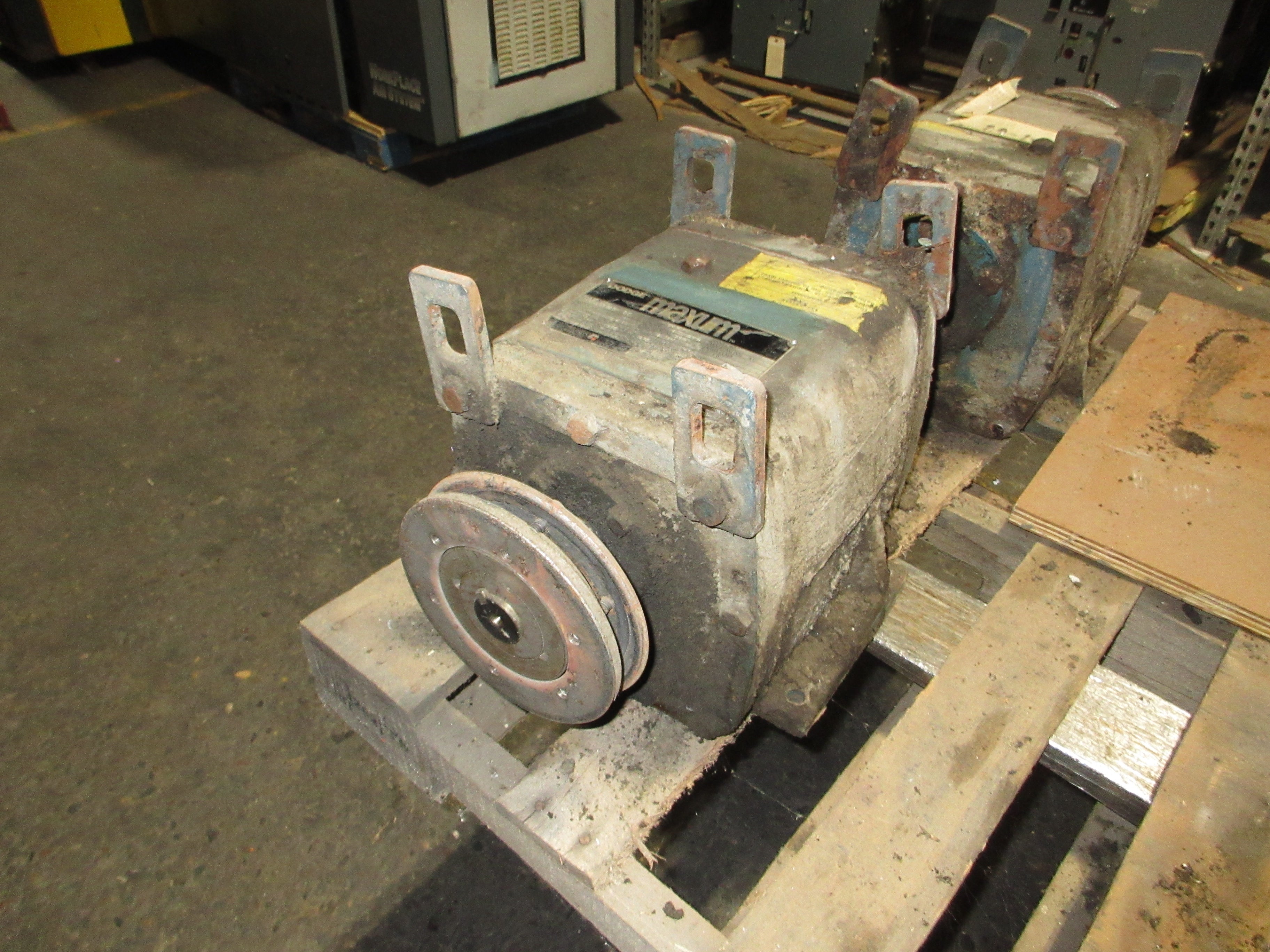 Reliance Electric Motor 15 299005 CC 25HP 283 RPM Ratio: 6.184 Used