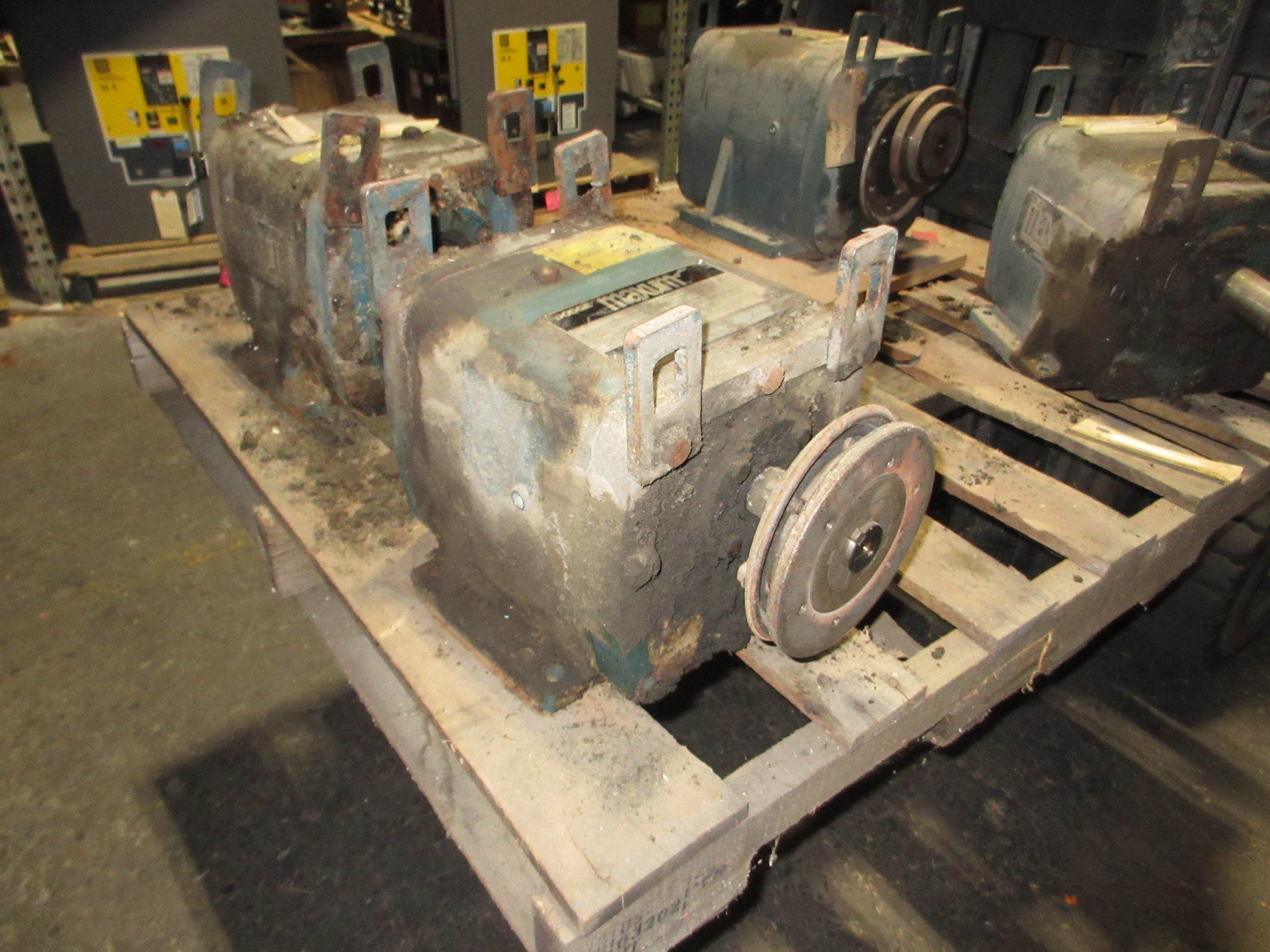 Reliance Electric Motor 15 299005 CC 25HP 283 RPM Ratio: 6.184 Used