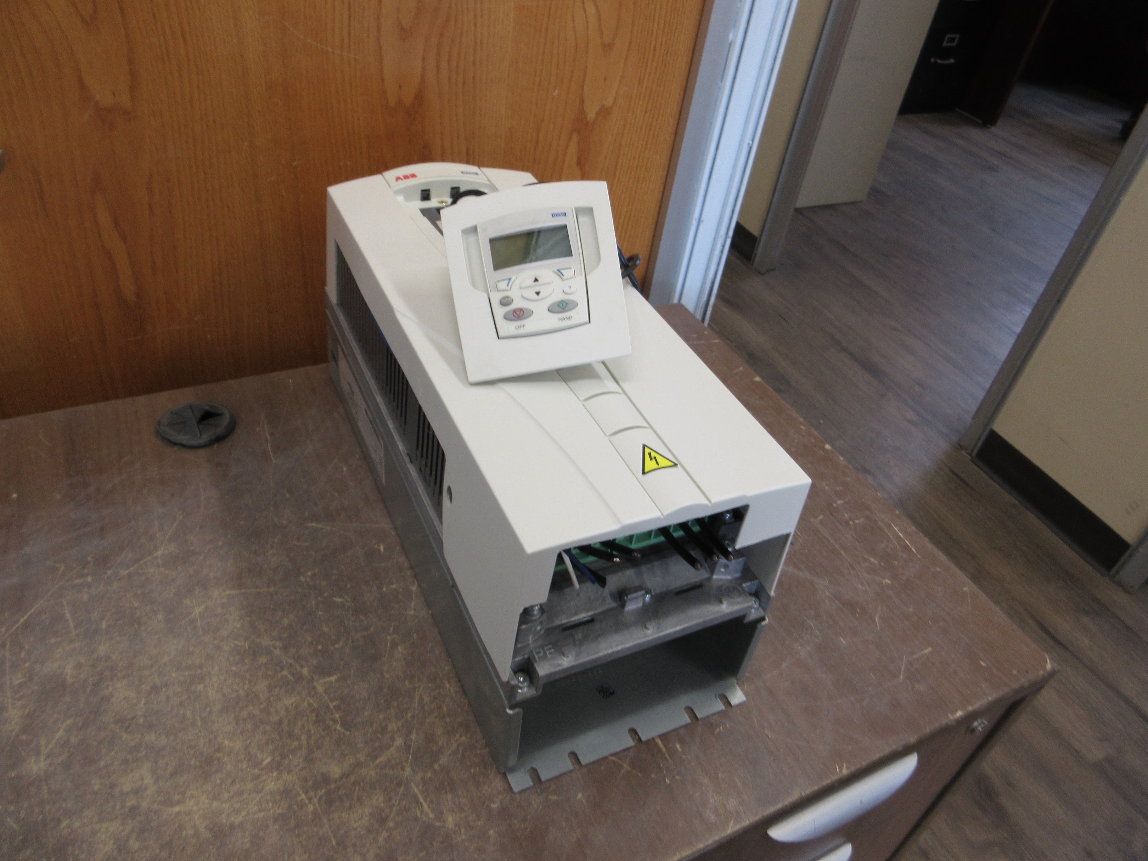 ABB ACH550 AC Drive ACH550-045A-4 30HP 3Ph w/ Keypad & External Mount Used