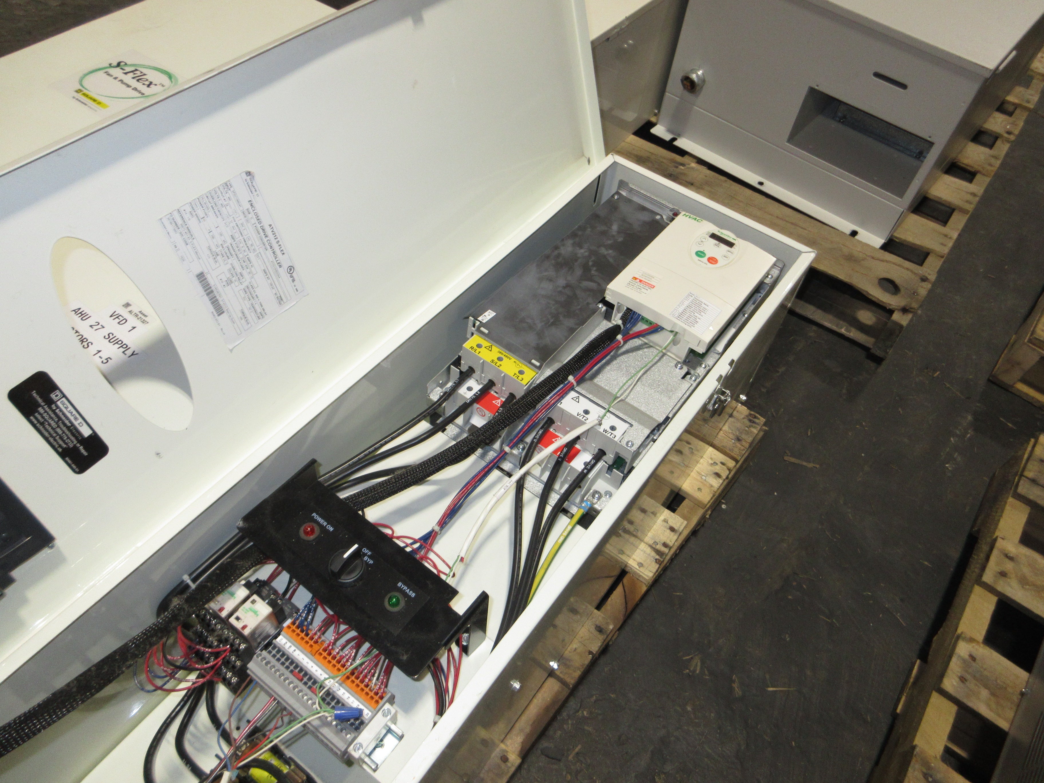 Square D ATV212 S-Flex AC Drive w/ Bypass ATV212HD22N4 Type: SFD212MG4Y Mod: D07