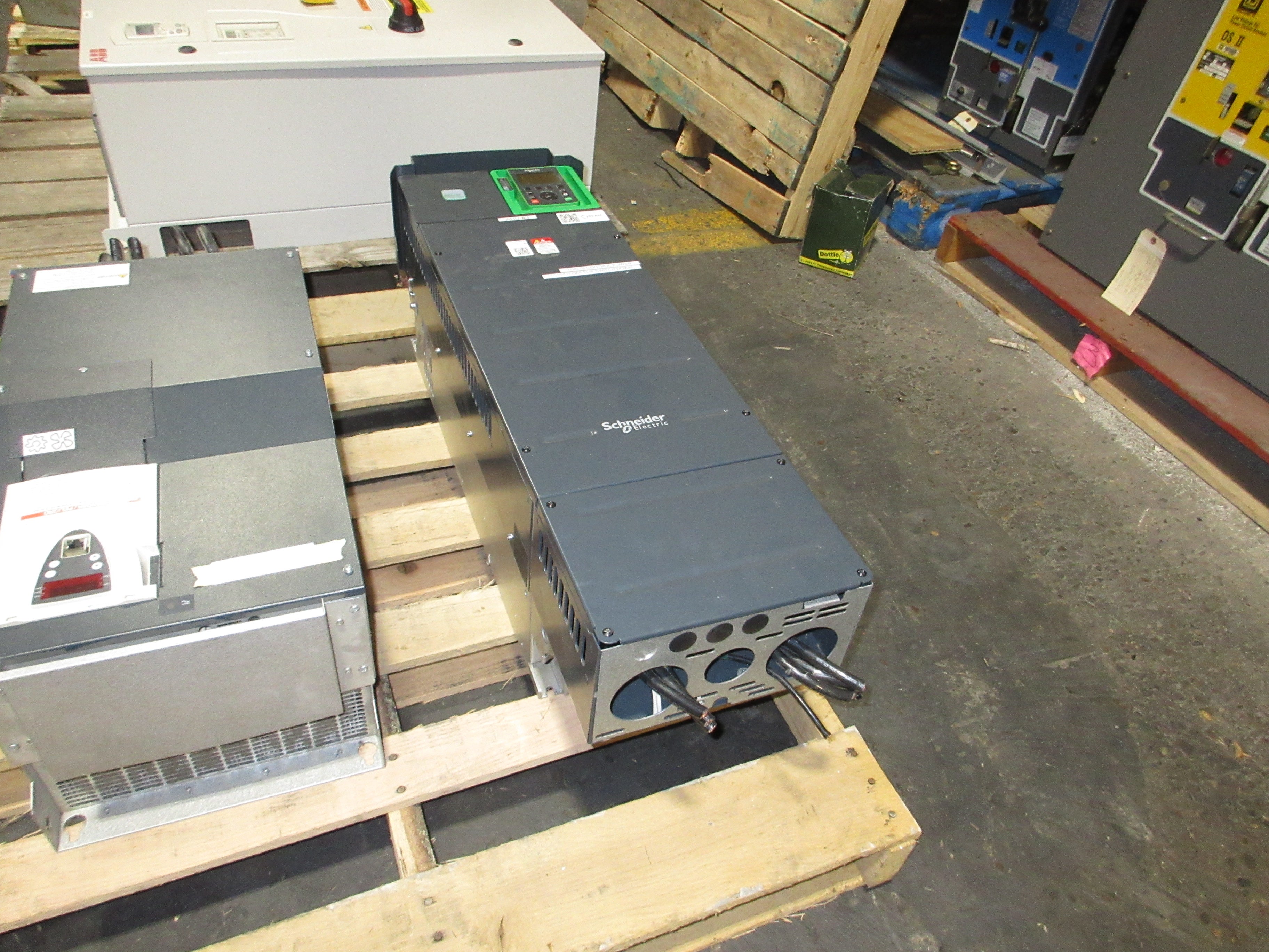 Schneider Electric Altivar 630 AC Drive ATV630D55N4 75HP 3Ph w/ Keypad Used