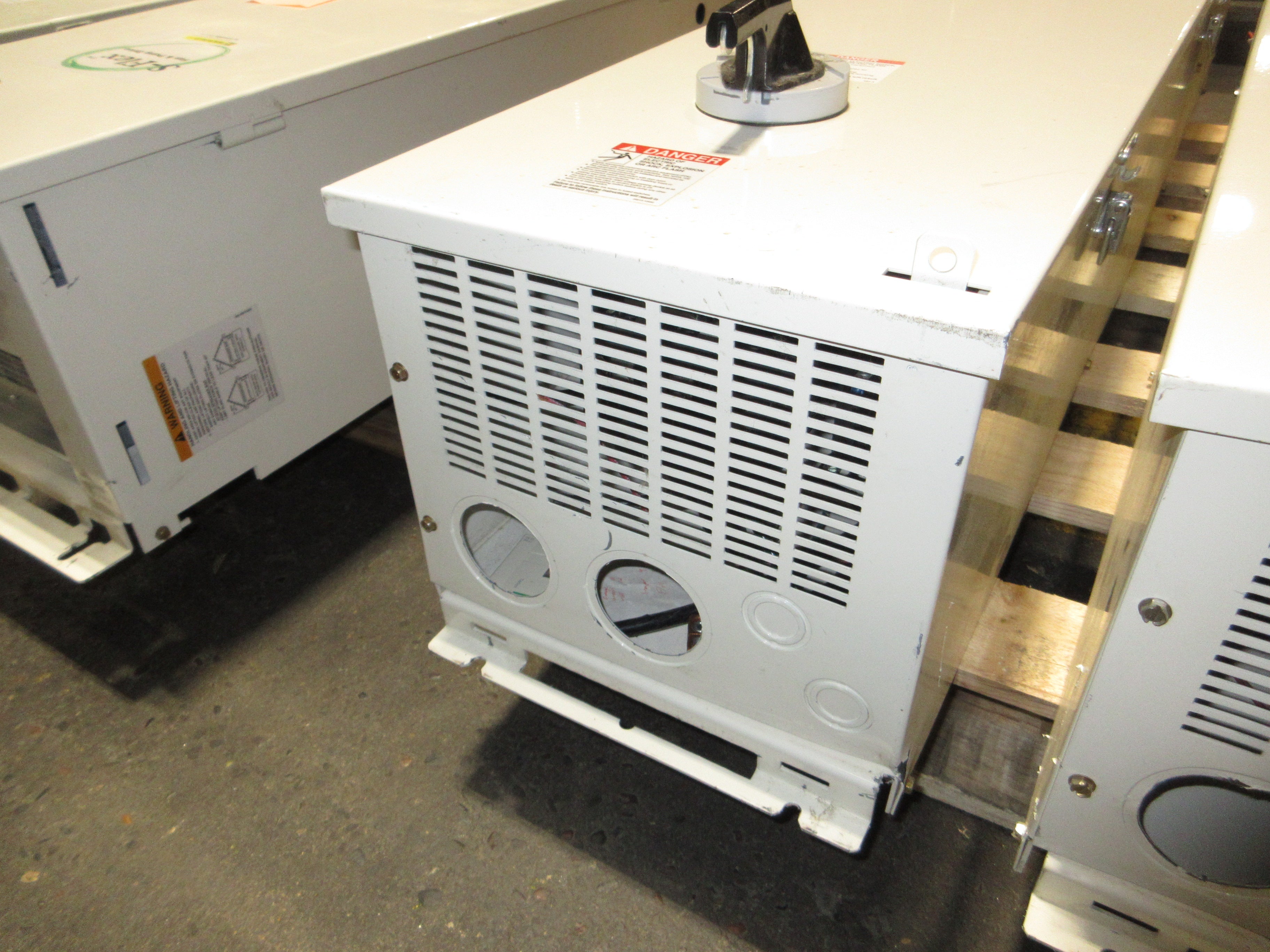 Square D ATV21 S-Flex AC Drive w/ Bypass ATV21HD37N4 Type: SFD21PG4Y 50HP Used