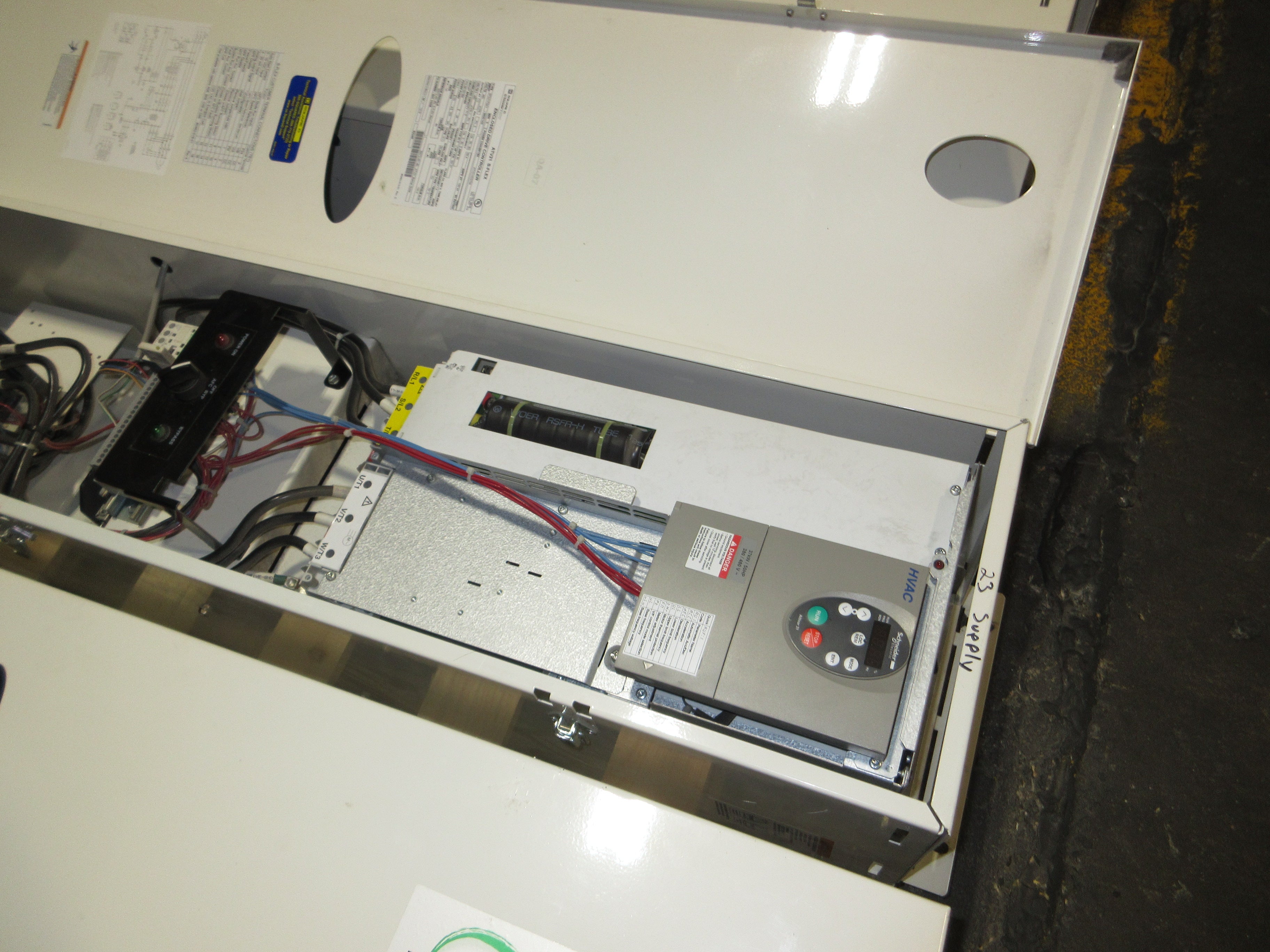 Square D ATV21 S-Flex AC Drive w/ Bypass ATV21HD37N4 Type: SFD21PG4Y 50HP Used