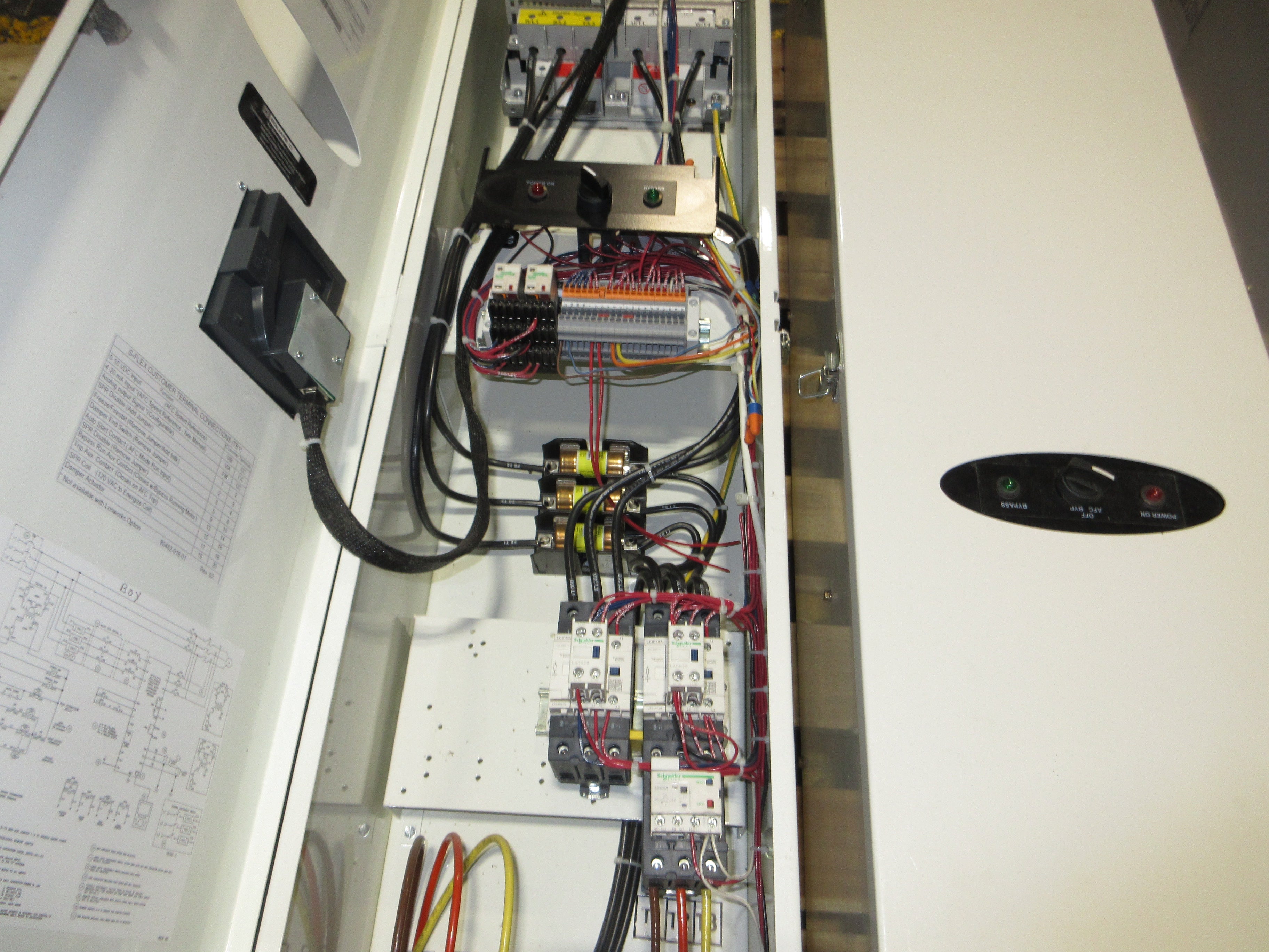 Square D ATV212 S-Flex AC Drive w/ Bypass ATV212HD22N4 Type: SFD212MG4Y Mod: D07