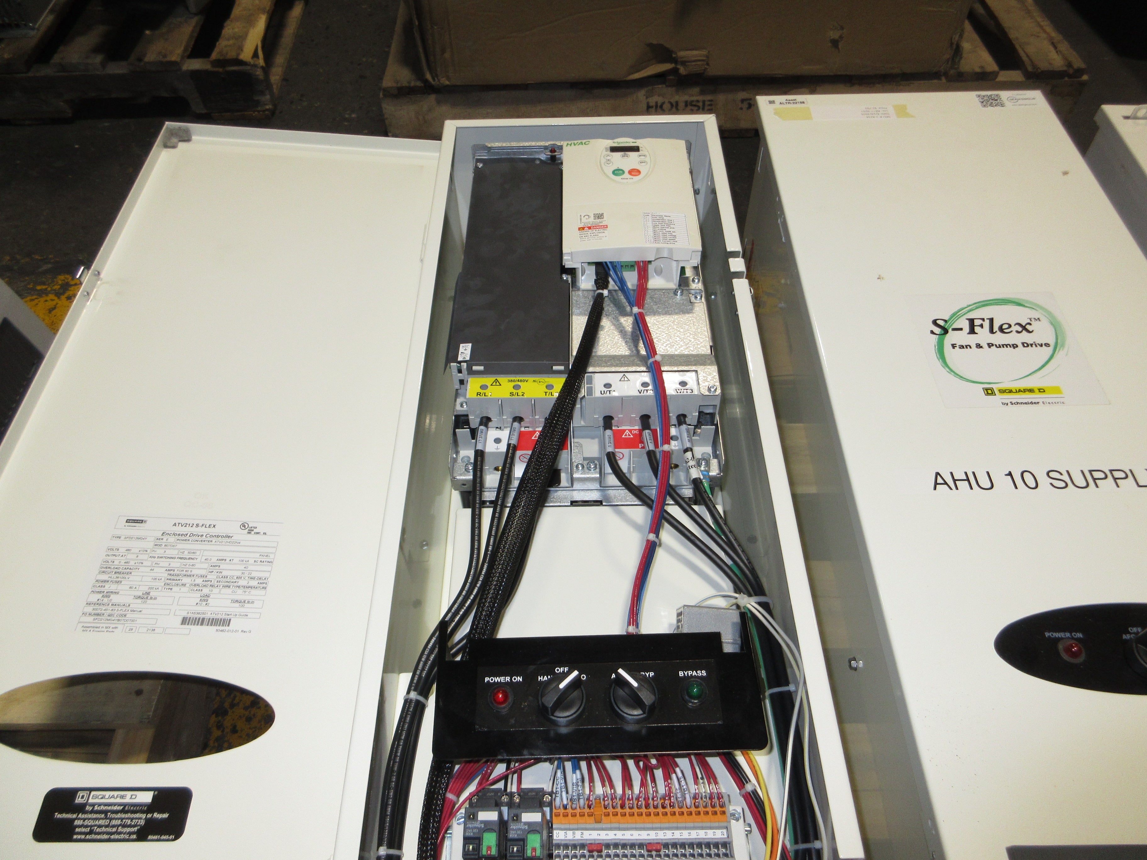 Square D ATV212 S-Flex AC Drive w/ Bypass ATV212HD22N4 Type: SFD212MG4Y Used
