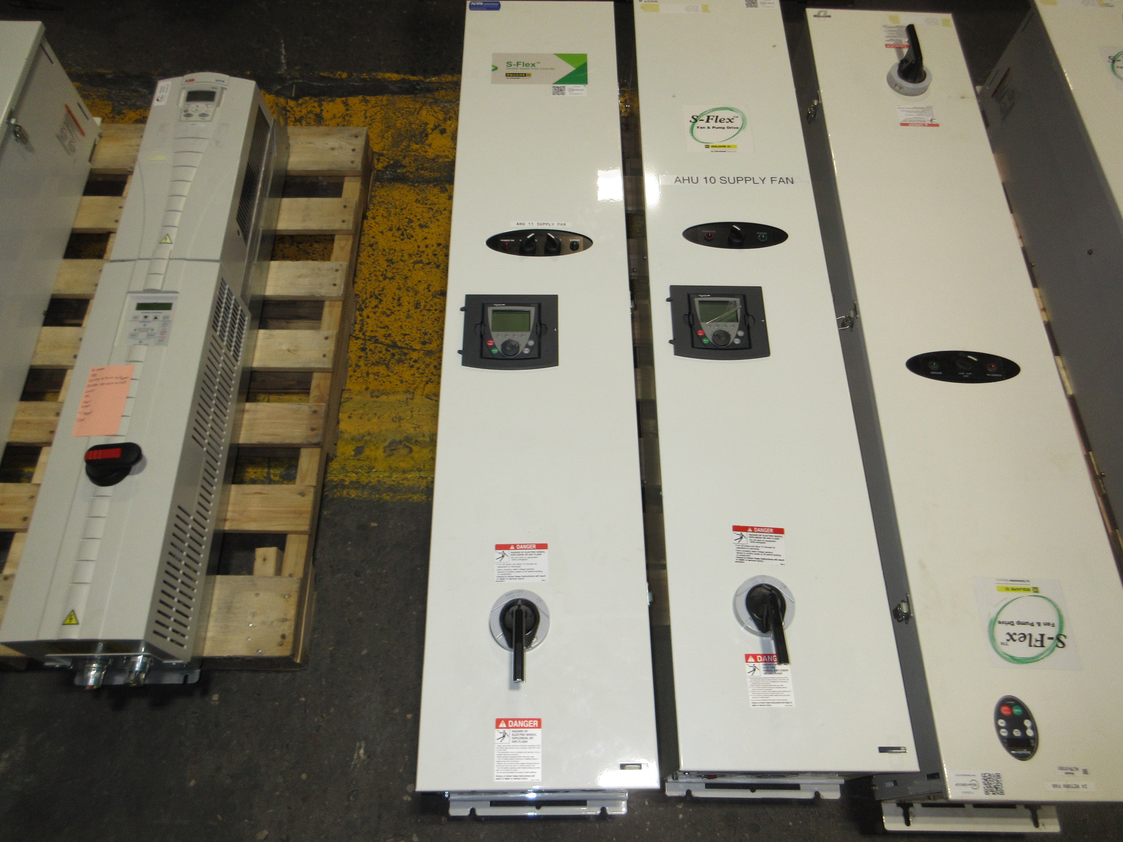 Square D ATV212 S-Flex AC Drive w/ Bypass ATV212HD22N4 Type: SFD212MG4Y Used