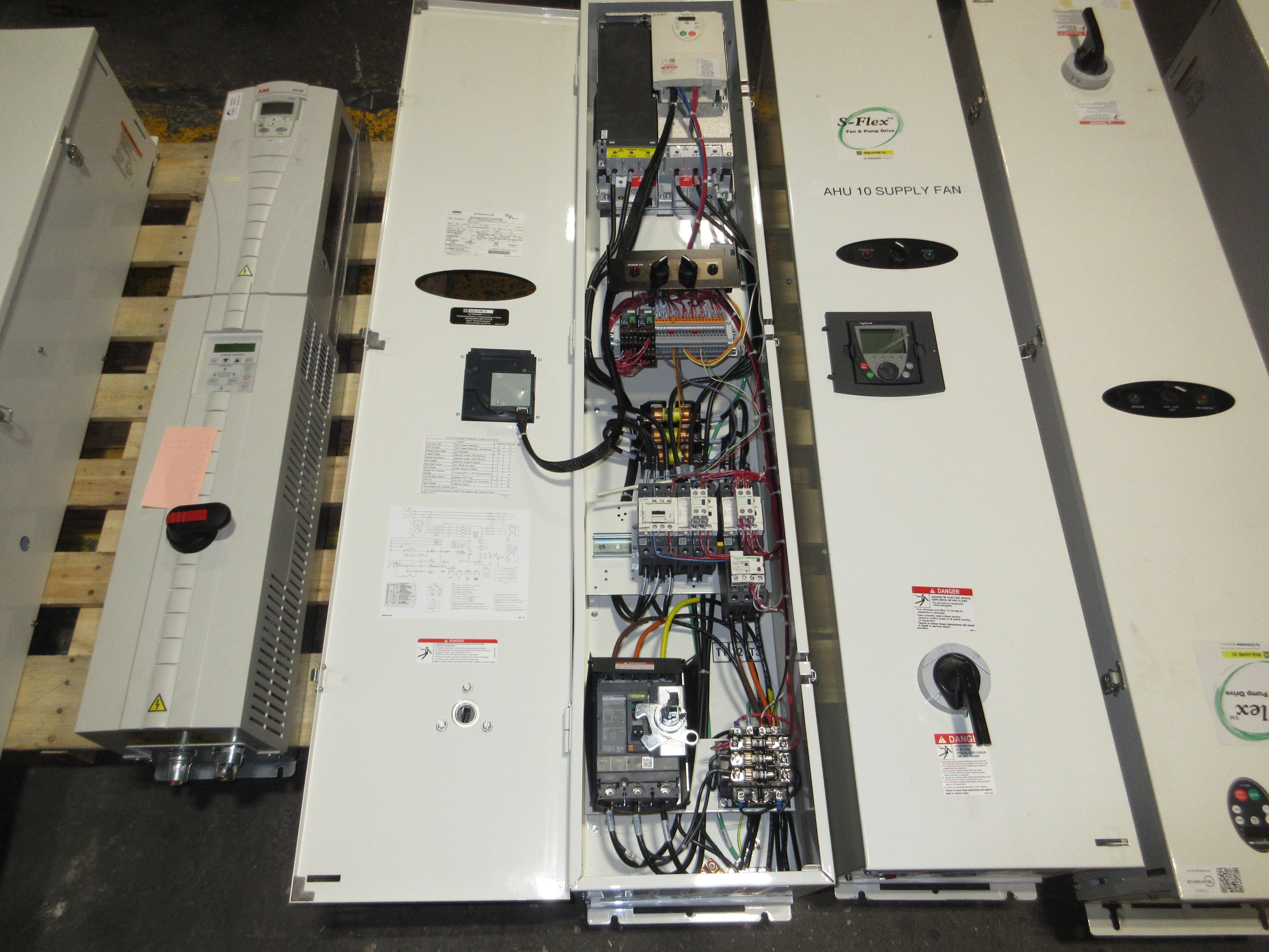 Square D ATV212 S-Flex AC Drive w/ Bypass ATV212HD22N4 Type: SFD212MG4Y Used