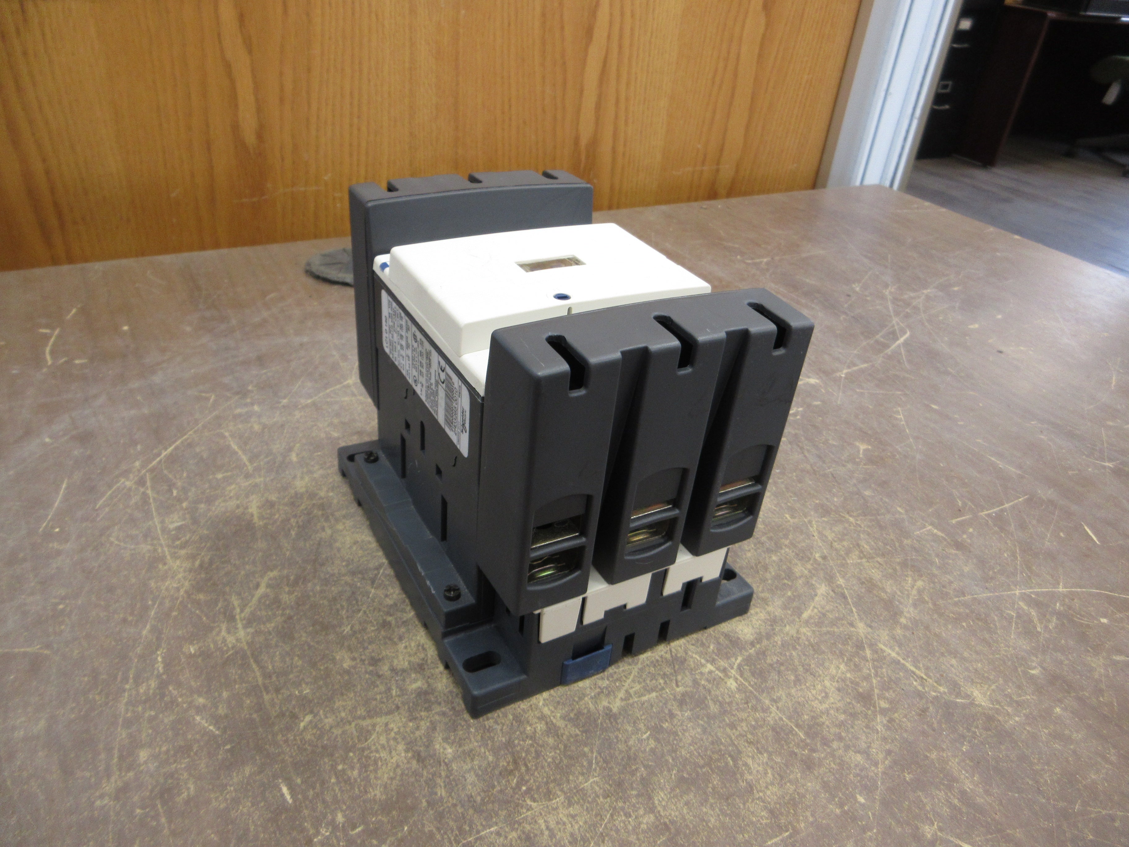 Telemecanique Contactor LC1D150 120V Coil 160A 600V (1) Aux Contact w/ Cover