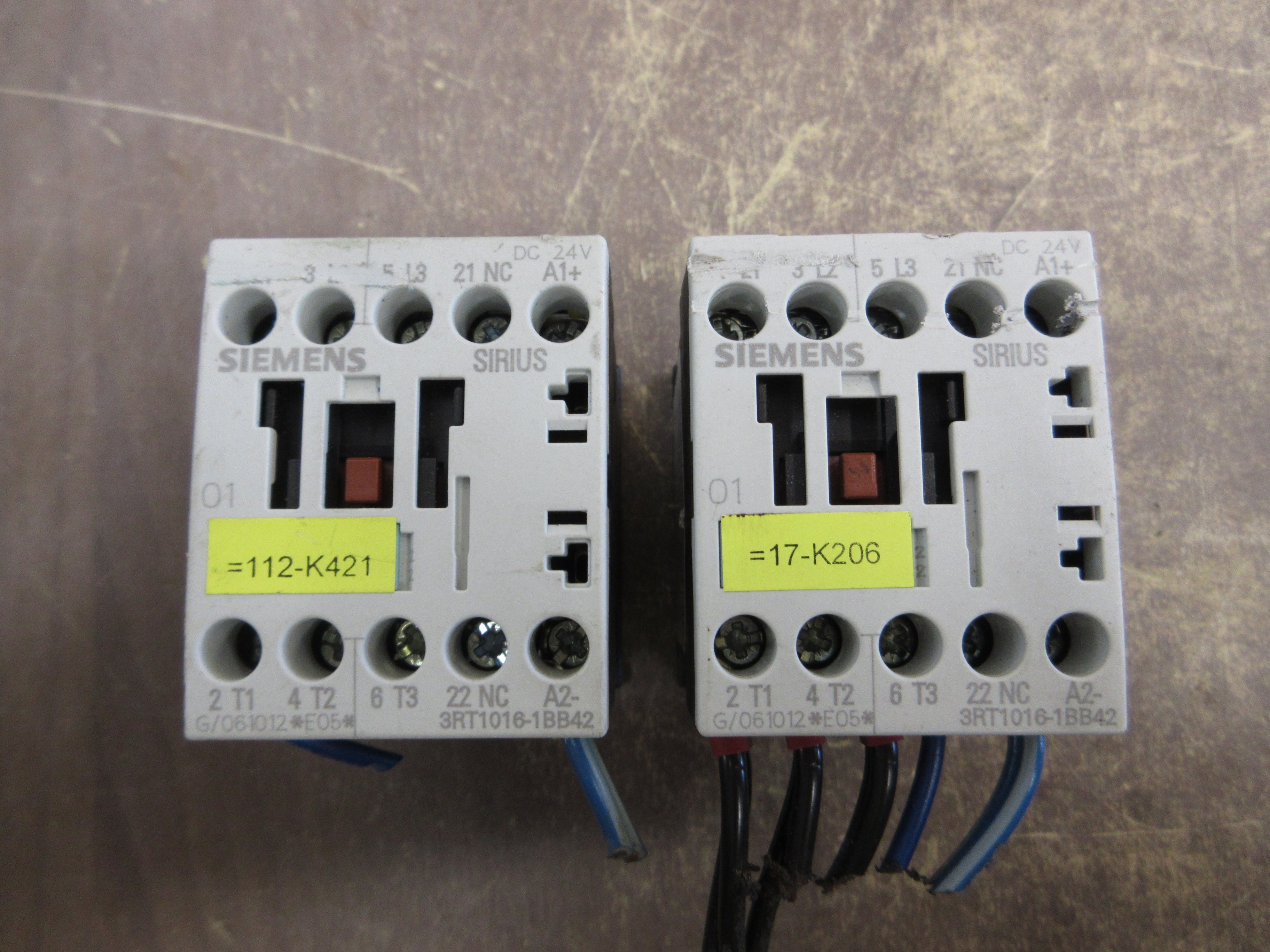 Siemens Sirius Contactor 3RT1016-1BB42 24VDC Coil 20A 600V *Scraped Front* Used