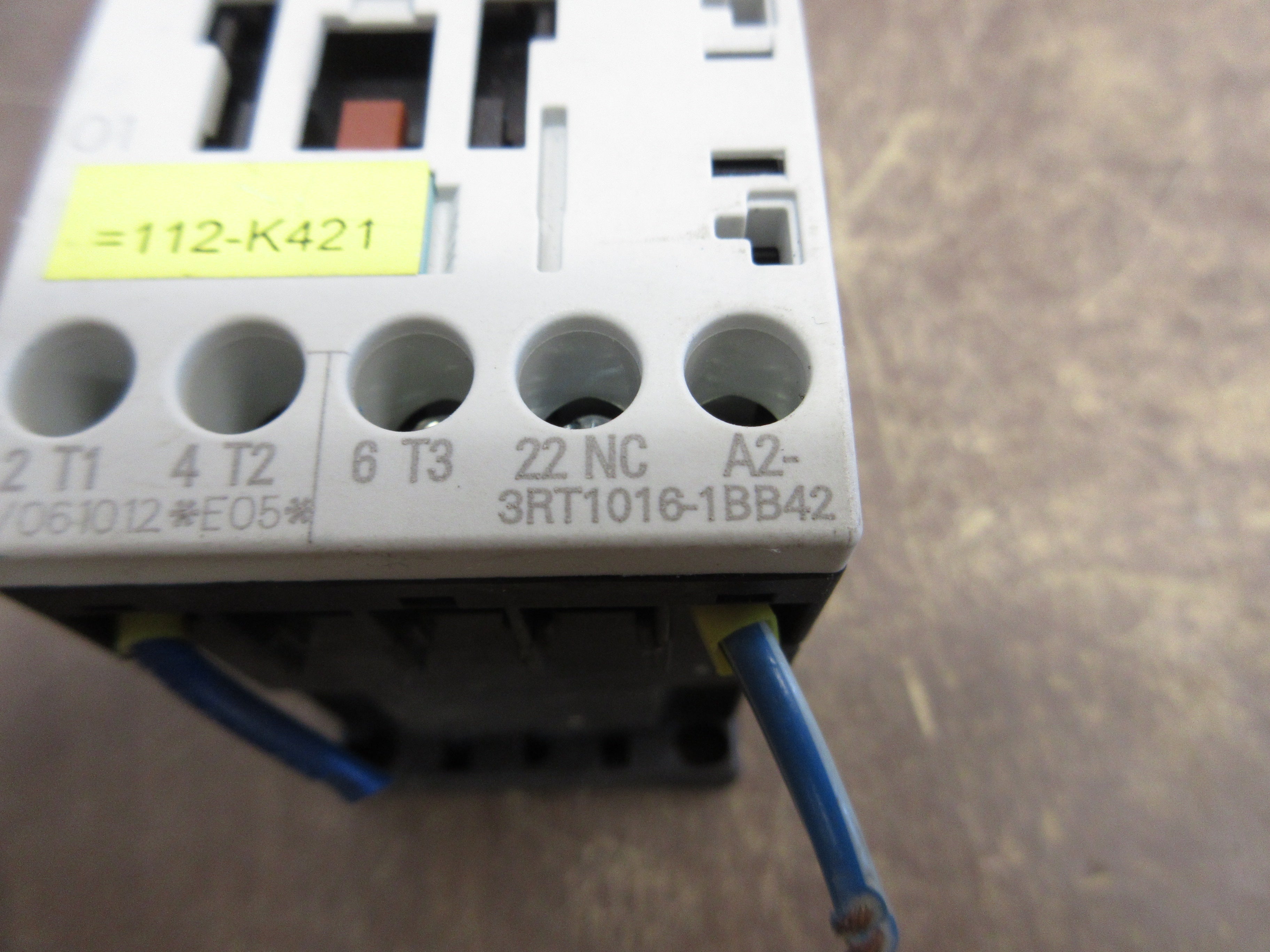 Siemens Sirius Contactor 3RT1016-1BB42 24VDC Coil 20A 600V *Scraped Front* Used