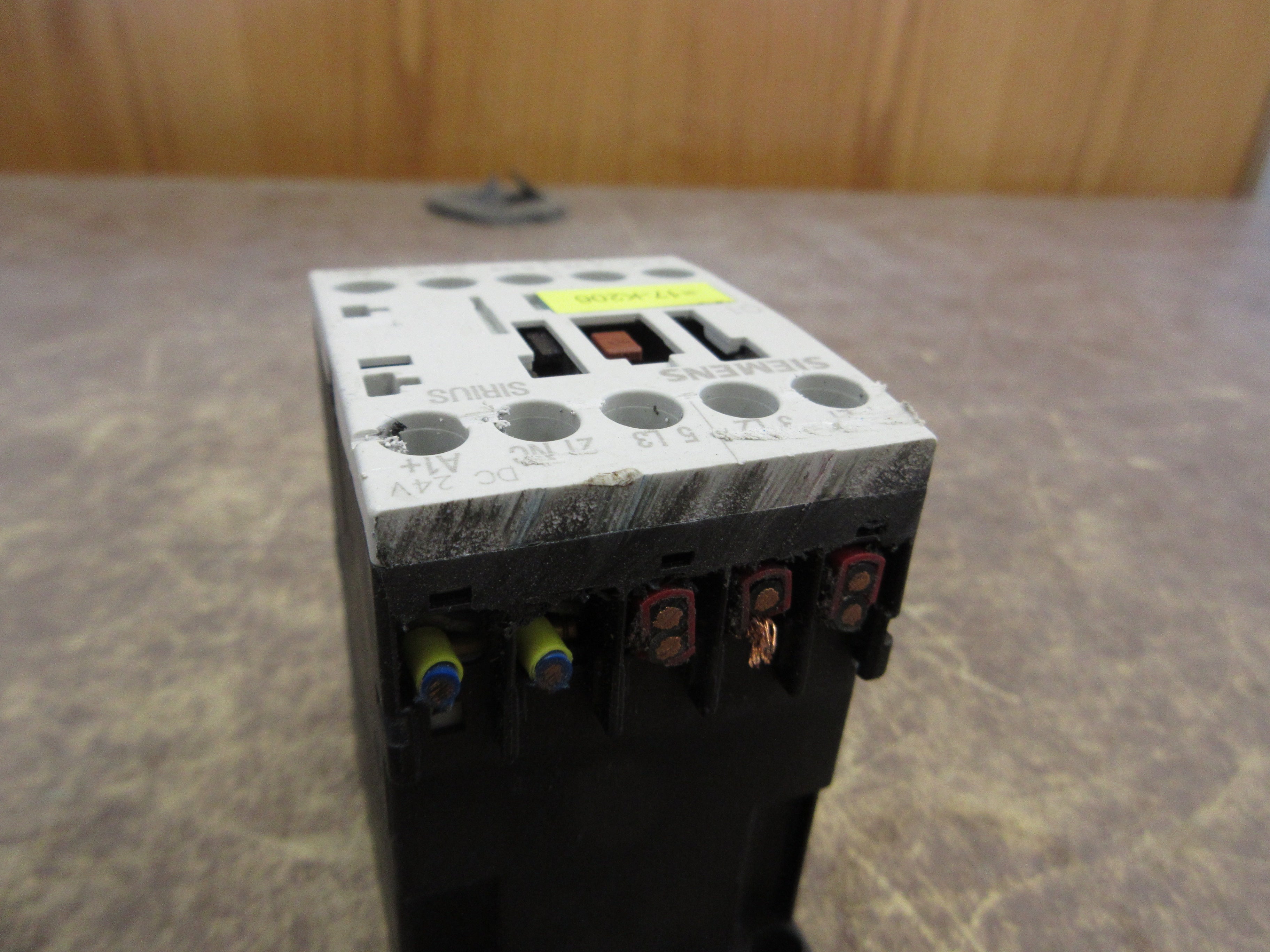 Siemens Sirius Contactor 3RT1016-1BB42 24VDC Coil 20A 600V *Scraped Front* Used