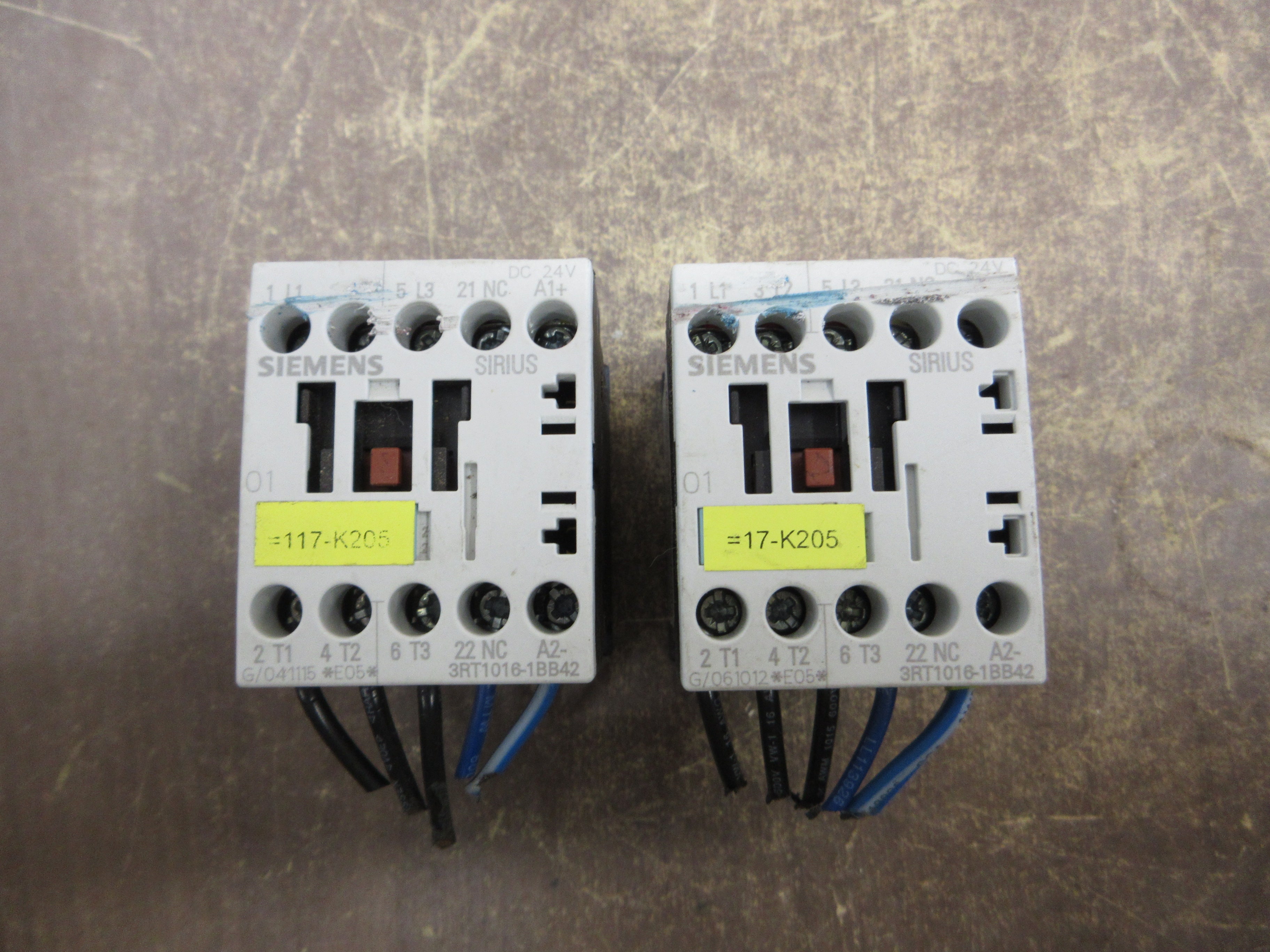 Siemens Sirius Contactor 3RT1016-1BB42 24VDC Coil 20A 600V *Scraped Front* Used