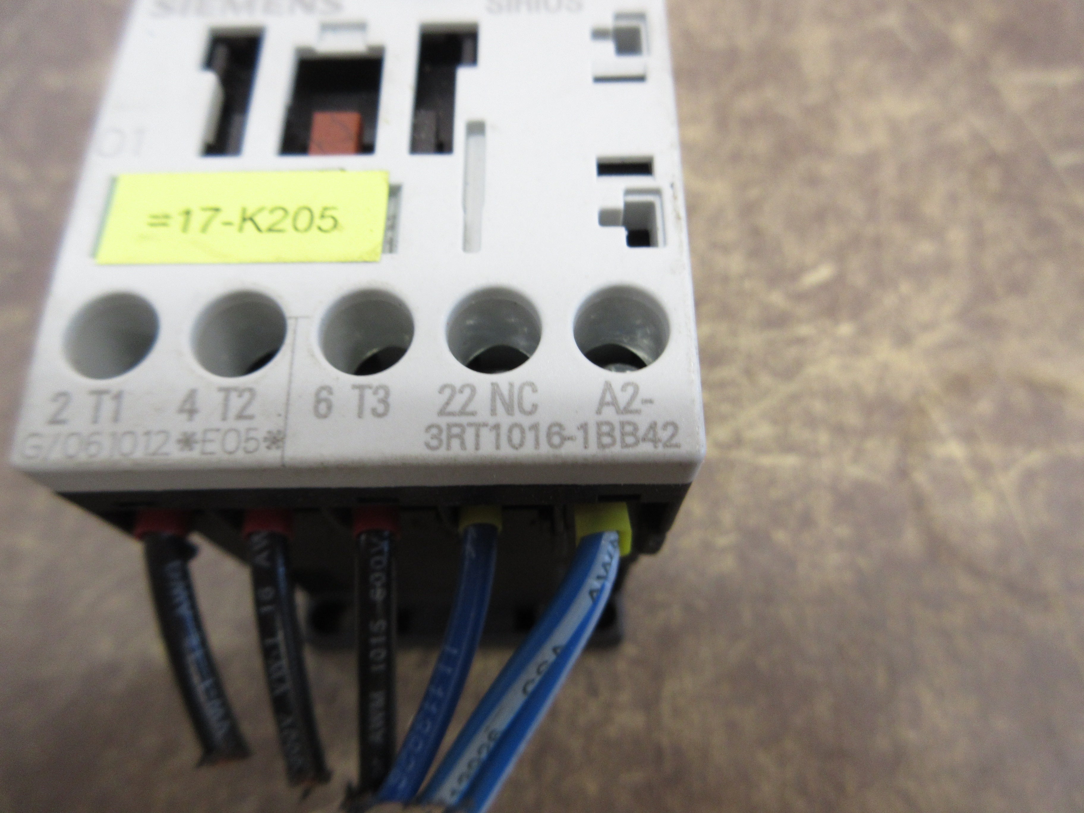 Siemens Sirius Contactor 3RT1016-1BB42 24VDC Coil 20A 600V *Scraped Front* Used