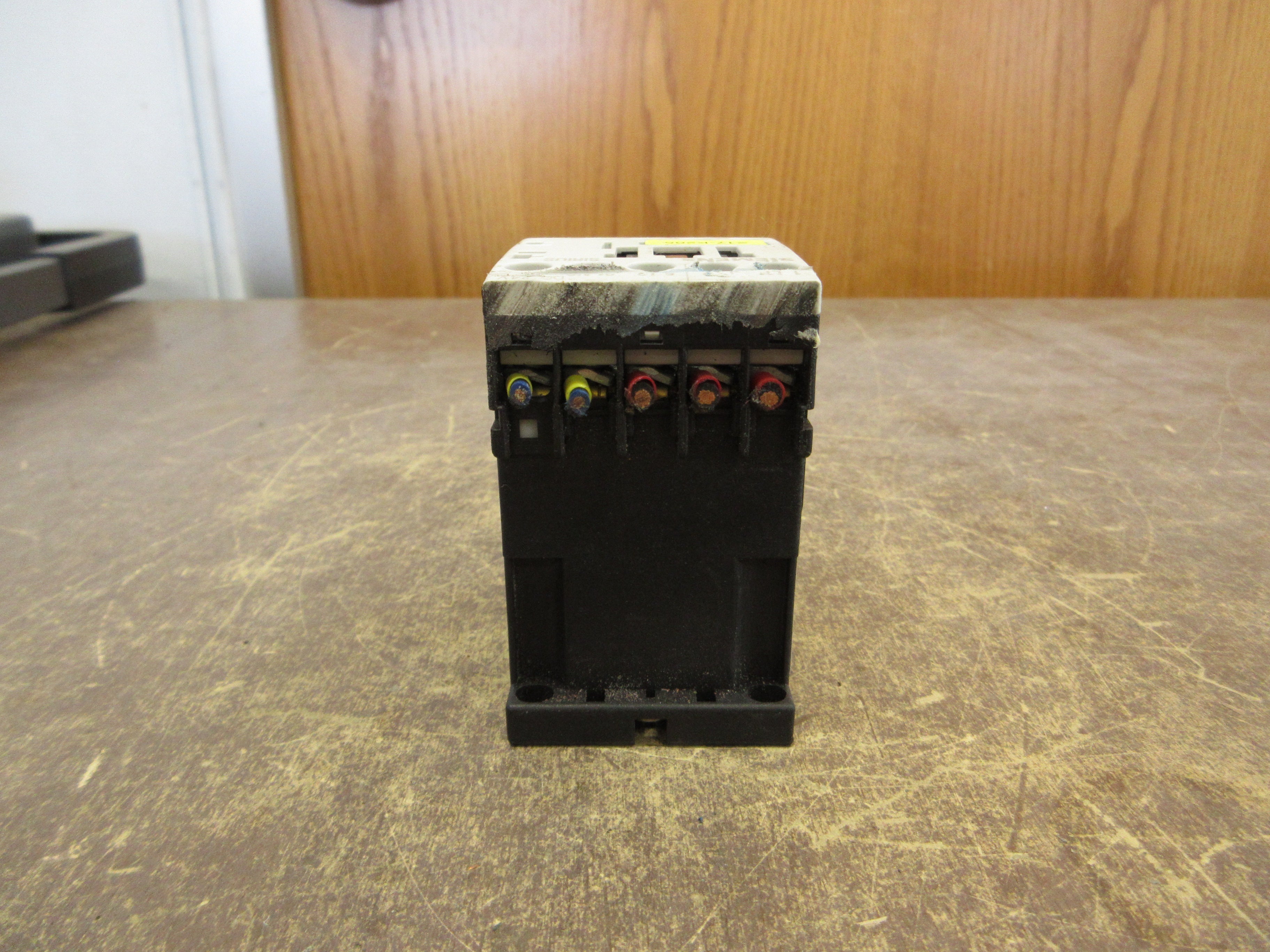 Siemens Sirius Contactor 3RT1016-1BB42 24VDC Coil 20A 600V *Scraped Front* Used