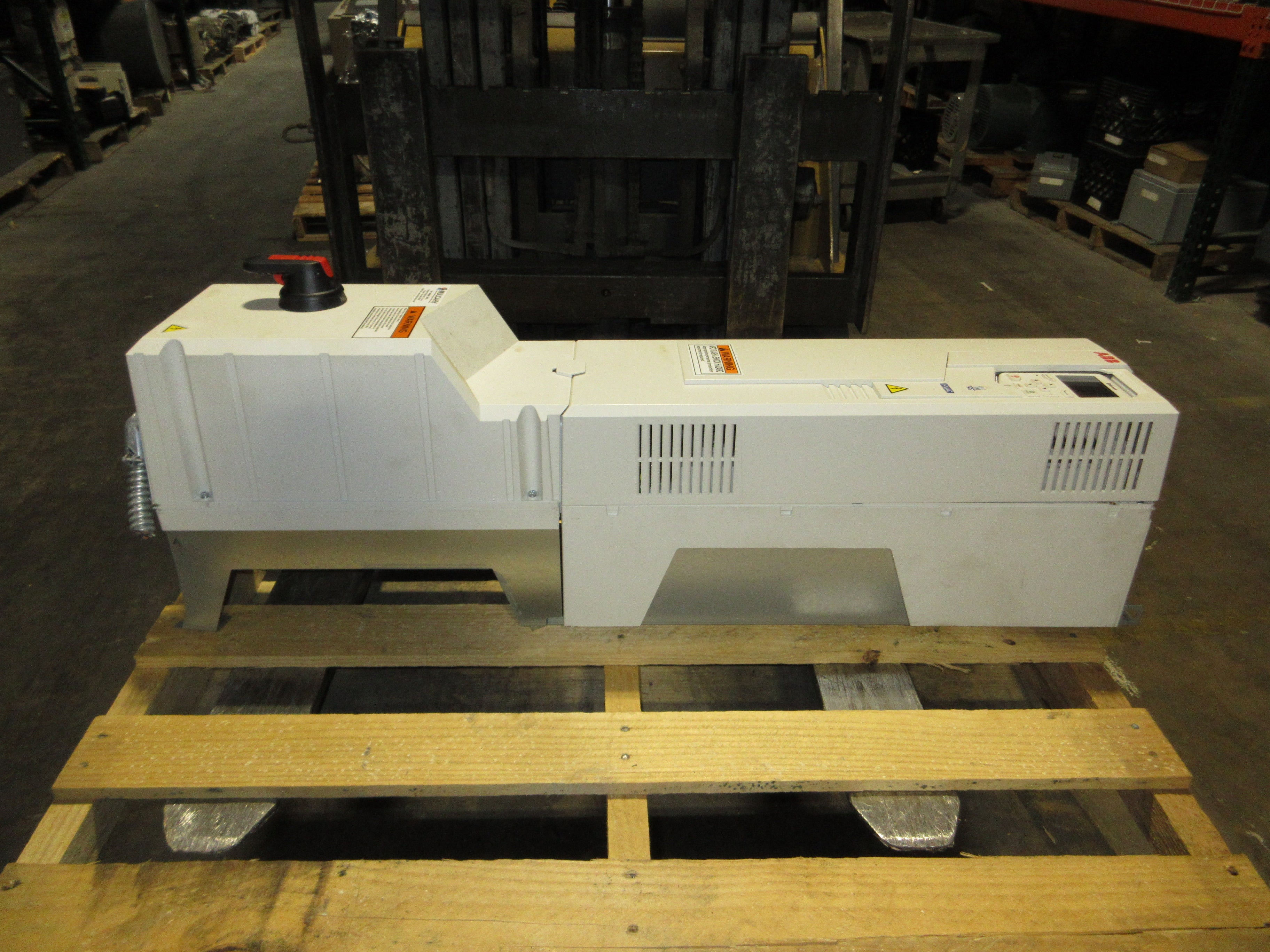 ABB ACH580 AC Drive w/ Disconnect ACH580-PDR-052A-4+J429 40HP 3Ph w/ Keypad Used