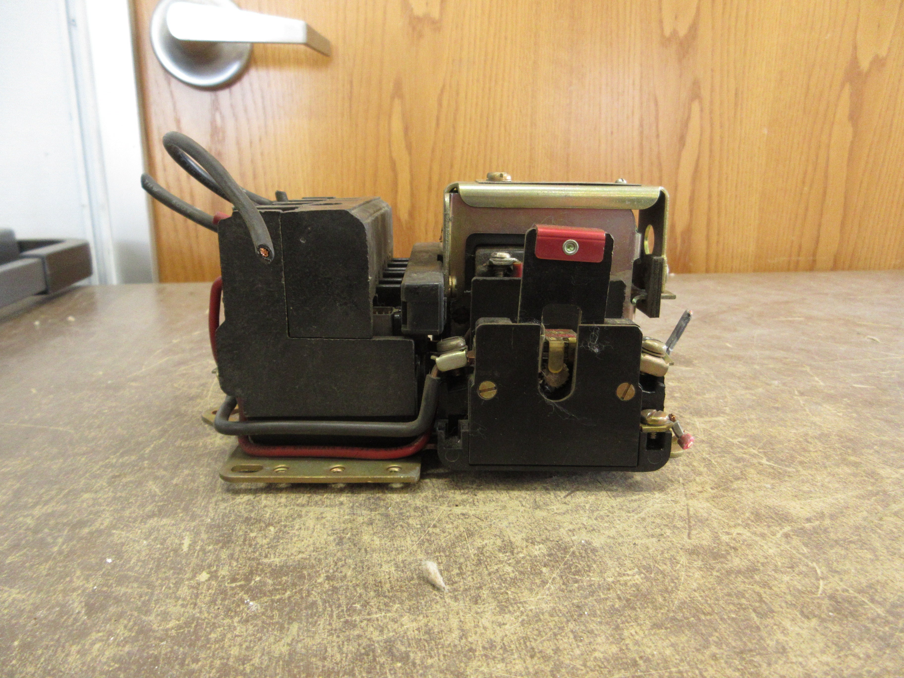 Square D Size 1 Starter 8536 CO-3 S Ser. B 120V Coil 600V Used