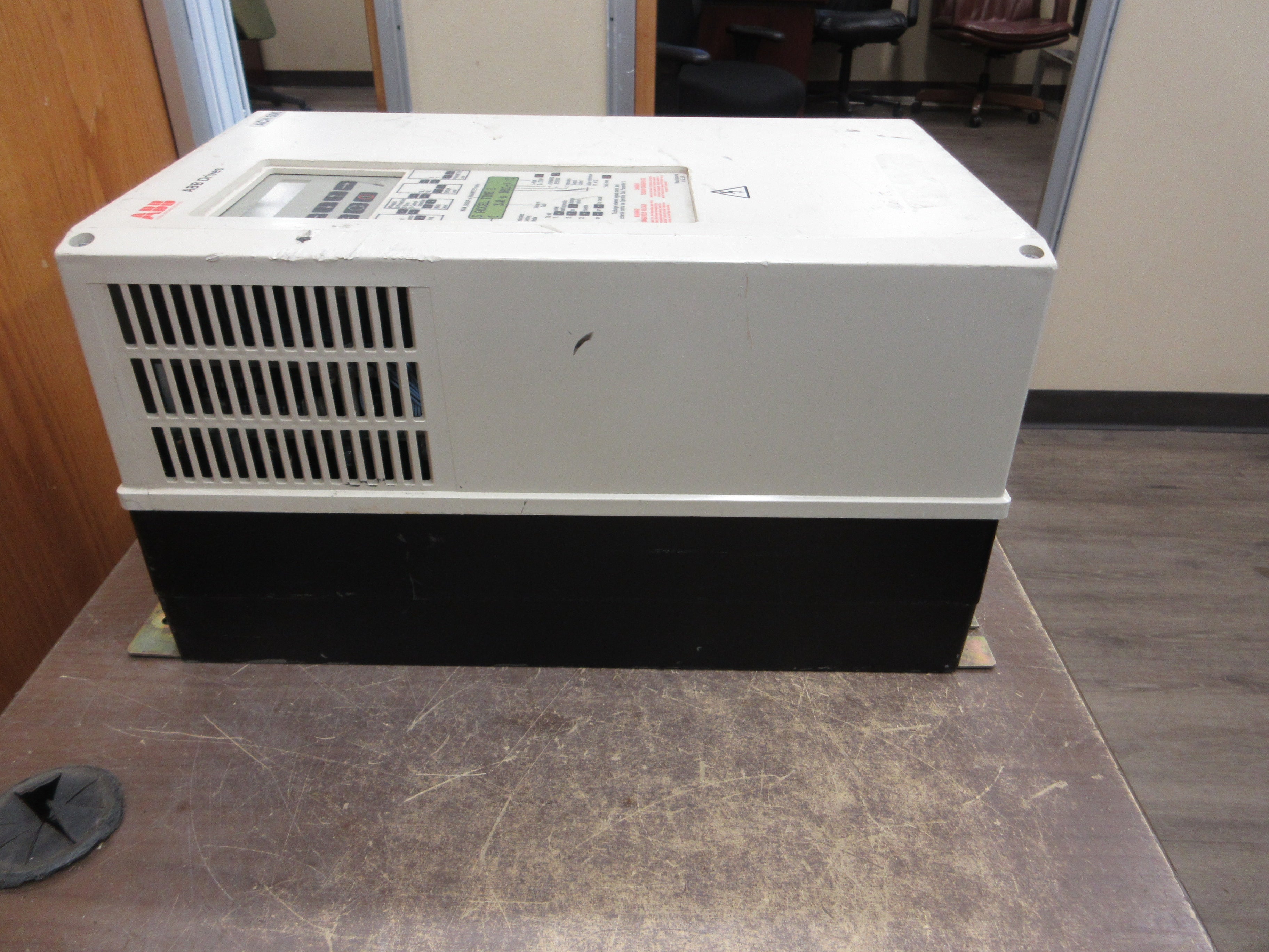 ABB ACH500 AC Drive ACH501-025-4-00P2 25HP 3Ph *Missing (1) Cover* Used
