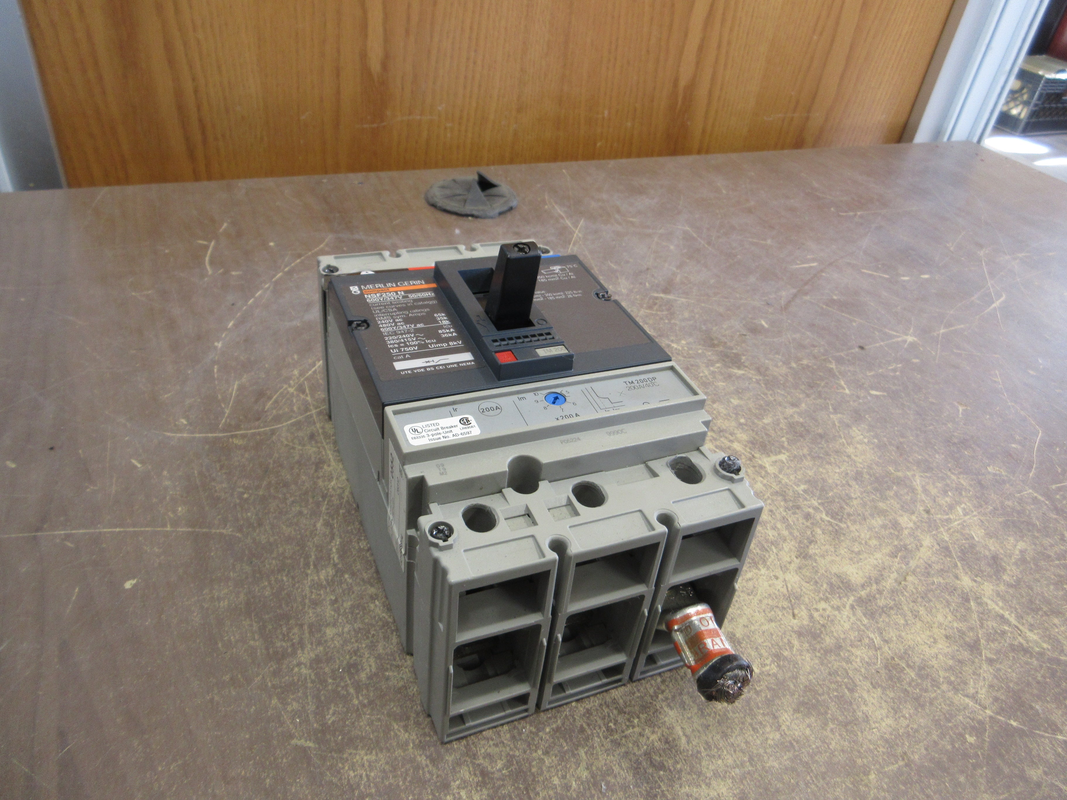 Merlin Gerin Circuit Breaker NSF250 N 200A 600V 3P *Cracked* Used