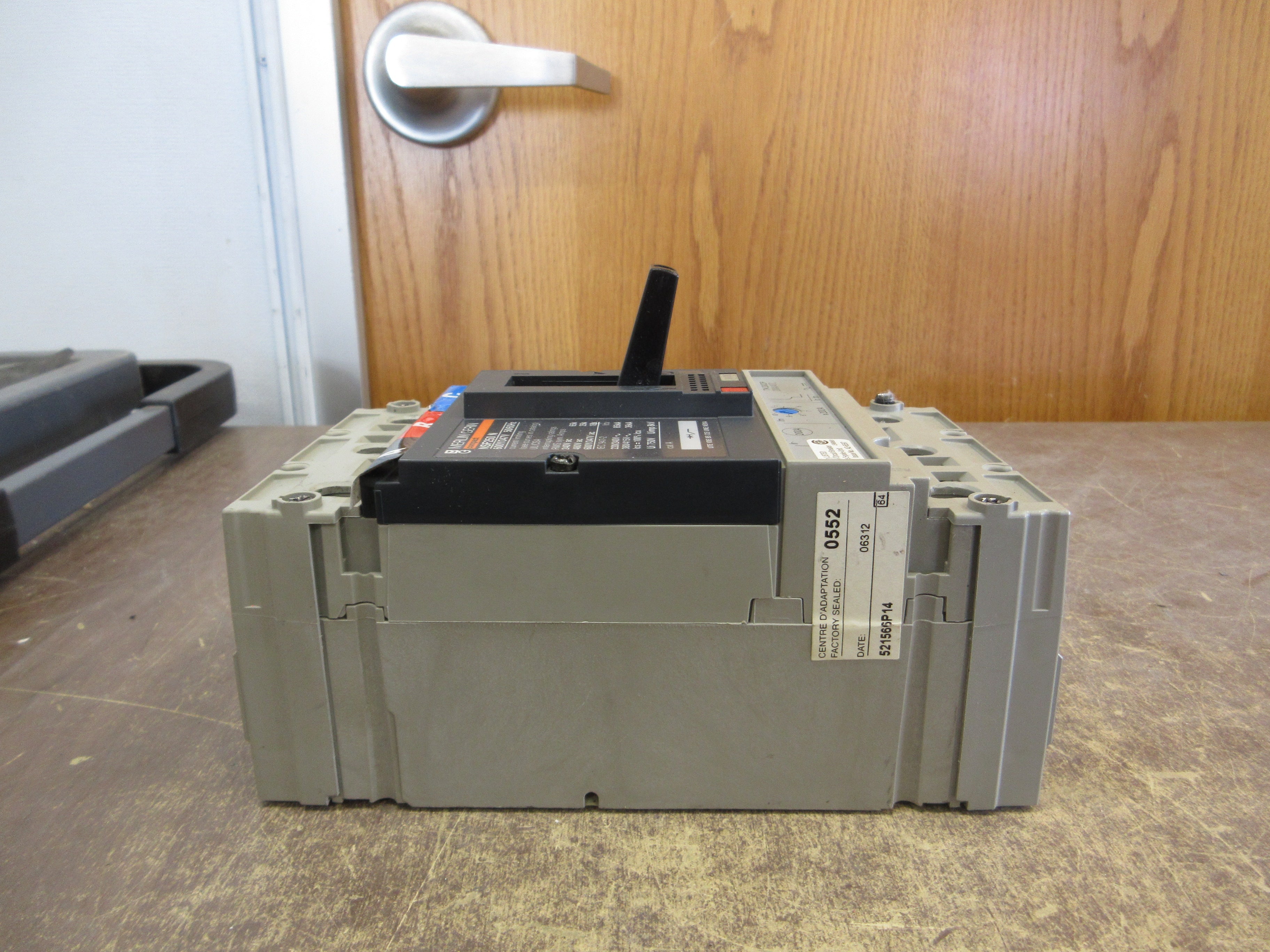 Merlin Gerin Circuit Breaker NSF250 N 200A 600V 3P *Cracked* Used