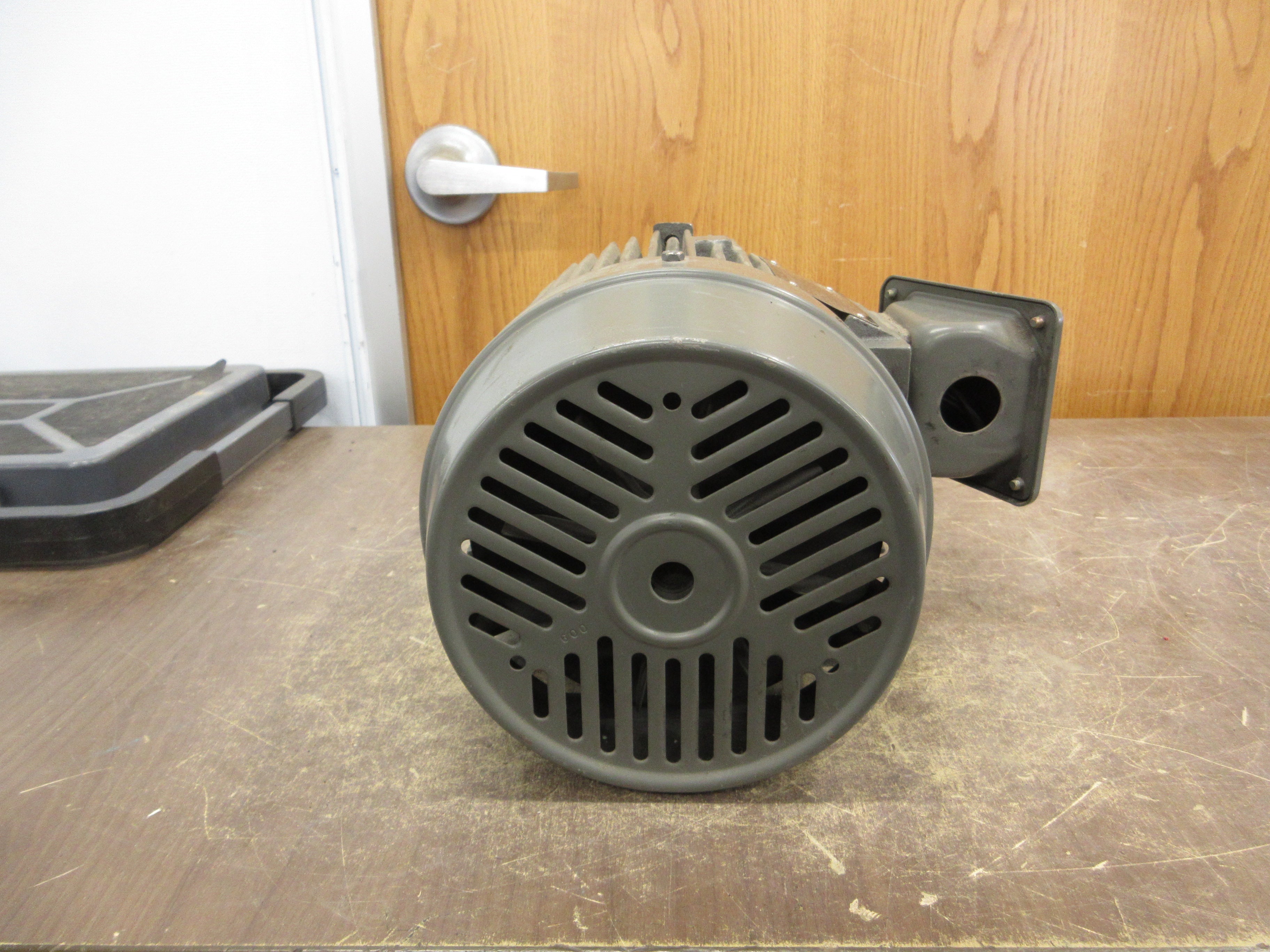 Toshiba Induction Motor B0014FLF2AOZ 1HP 1800RPM 230/460V 60Hz 2.9/1.45A 4P Used