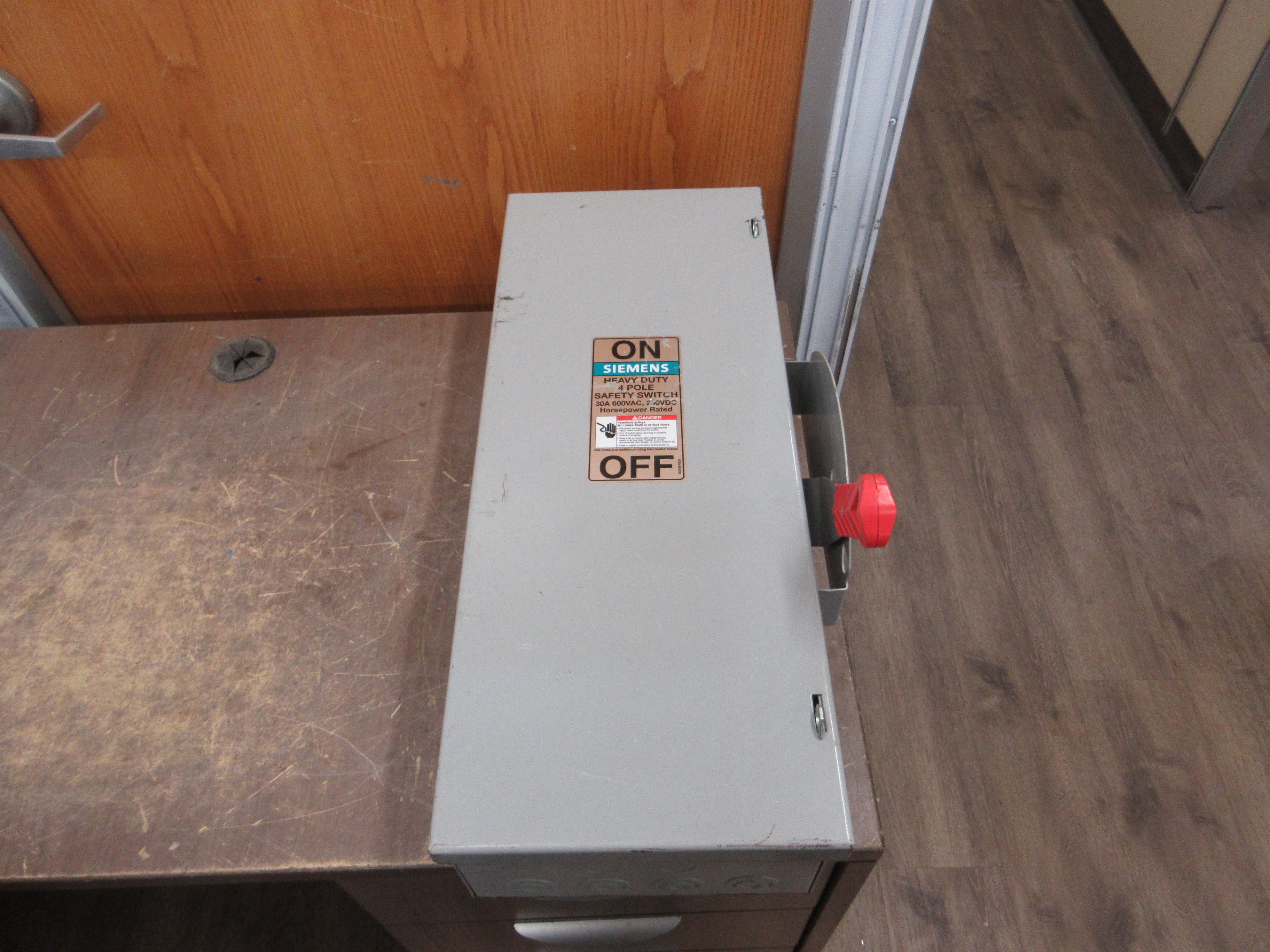 Siemens Non-Fusible Safety Switch / Disconnect HNF461 30A 600V 4P Used