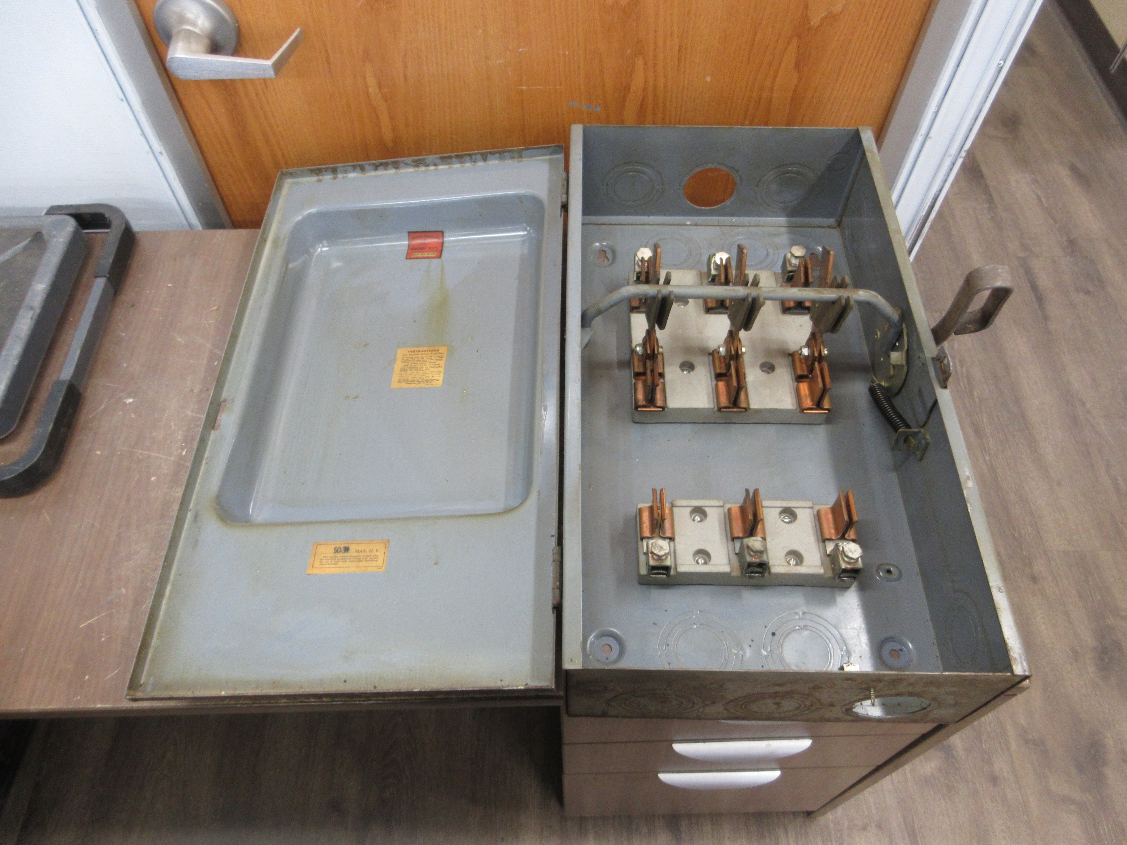 Wadsworth Fusible Safety Switch / Disconnect 32324SN 200A 240V 4P Used