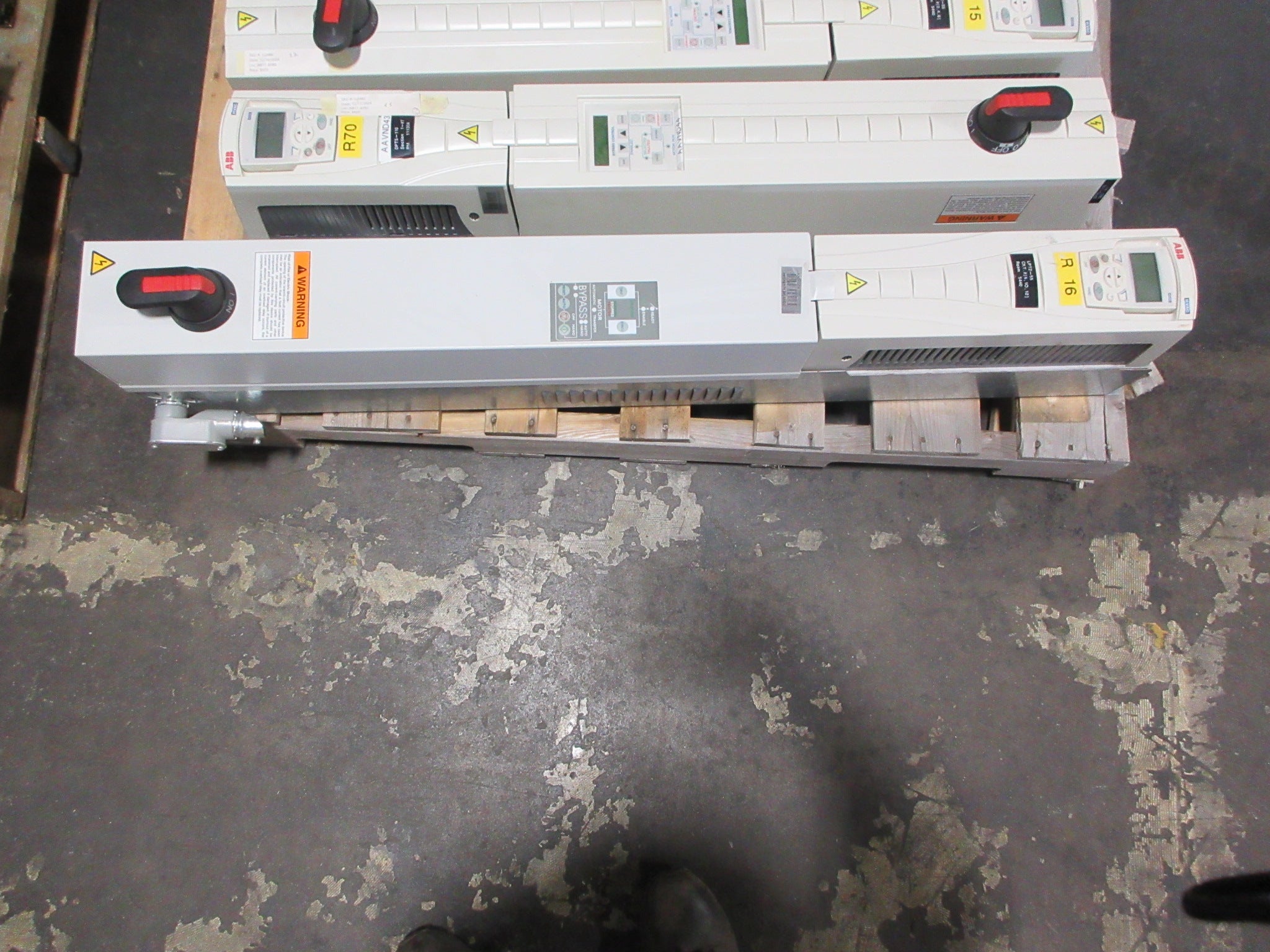 ABB ACH550 AC Drive w/ Bypass ACH550-VD-024A-2+F267 7.5HP 3Ph w/ Keypad Used