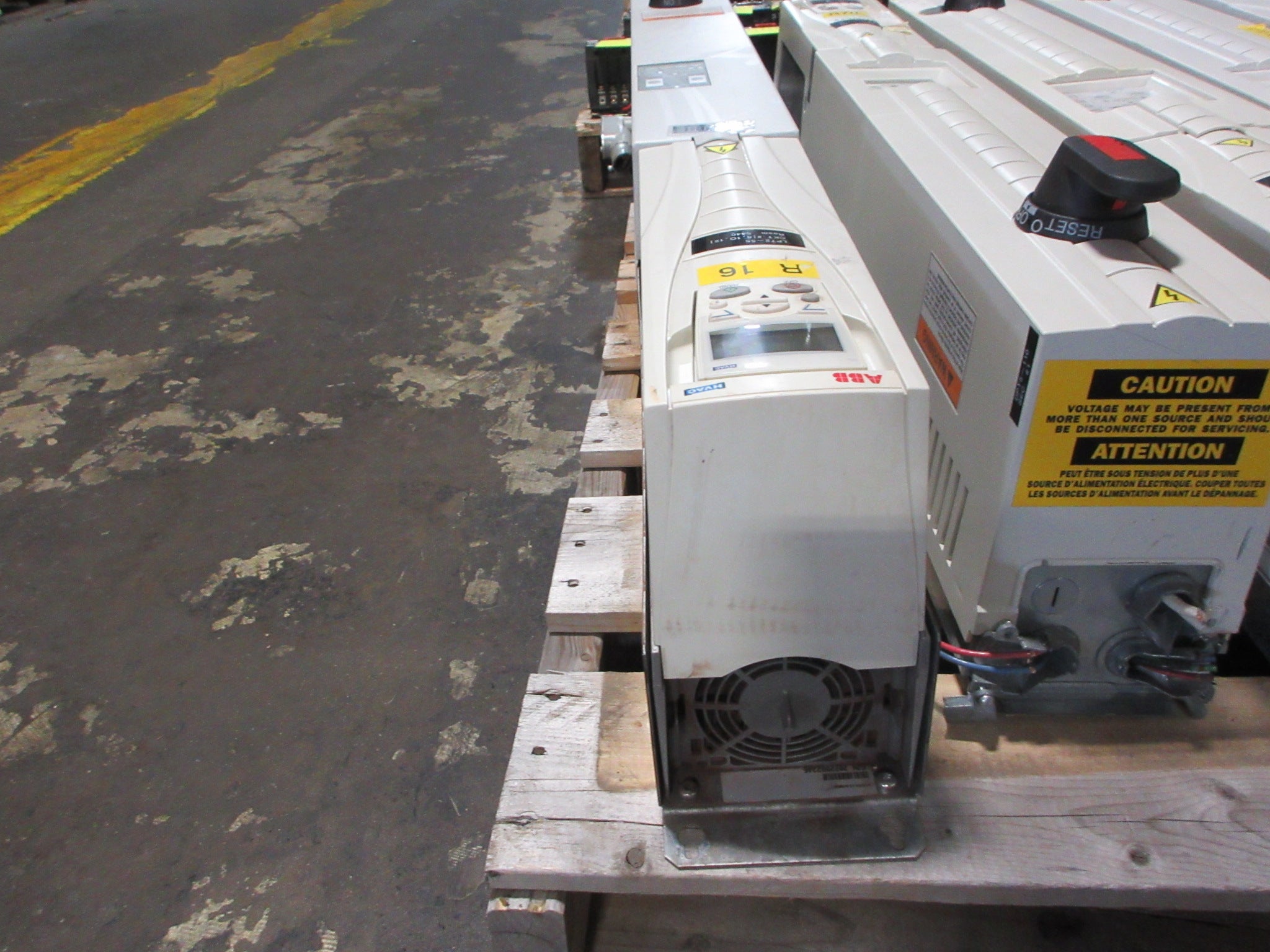 ABB ACH550 AC Drive w/ Bypass ACH550-VD-024A-2+F267 7.5HP 3Ph w/ Keypad Used