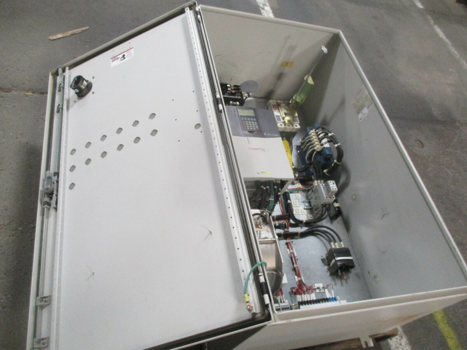 Allen-Bradley PowerFlex 700 AC Drive w/ Nema 12 Enclosure 15HP 460V 3Ph Used