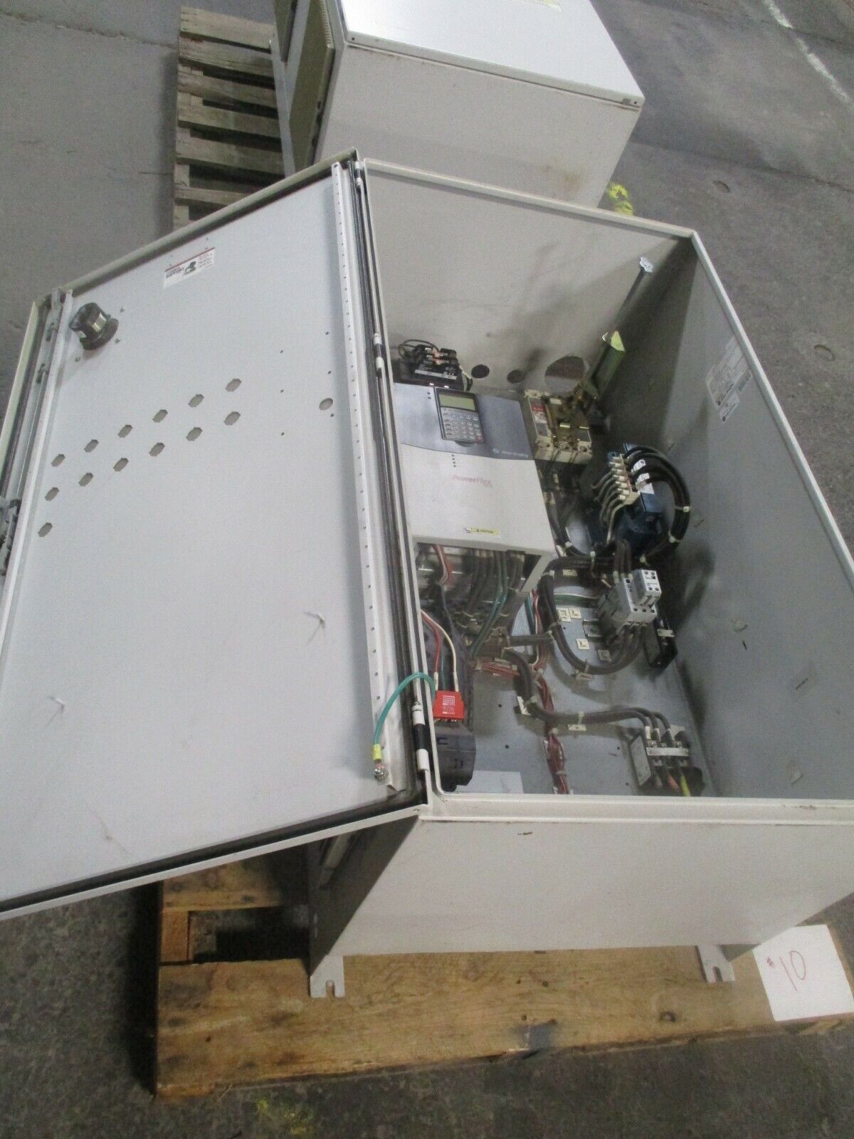 Allen-Bradley PowerFlex 700 AC Drive w/ Nema 12 Enclosure 20HP 460V 3Ph Used