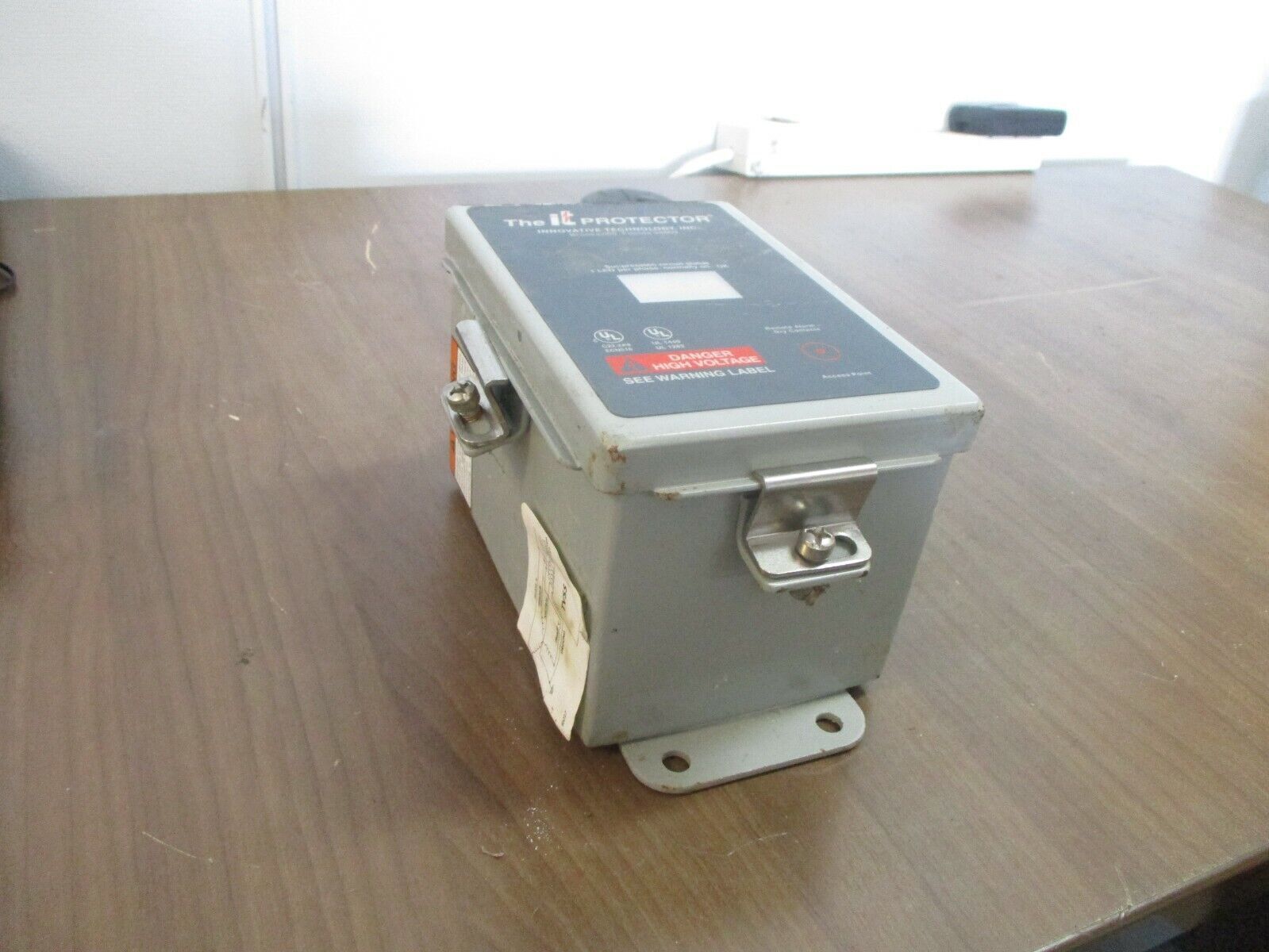 Innovative Technology The IT Protector P-Plus Surge Suppressor P-3Y 120/208A+C