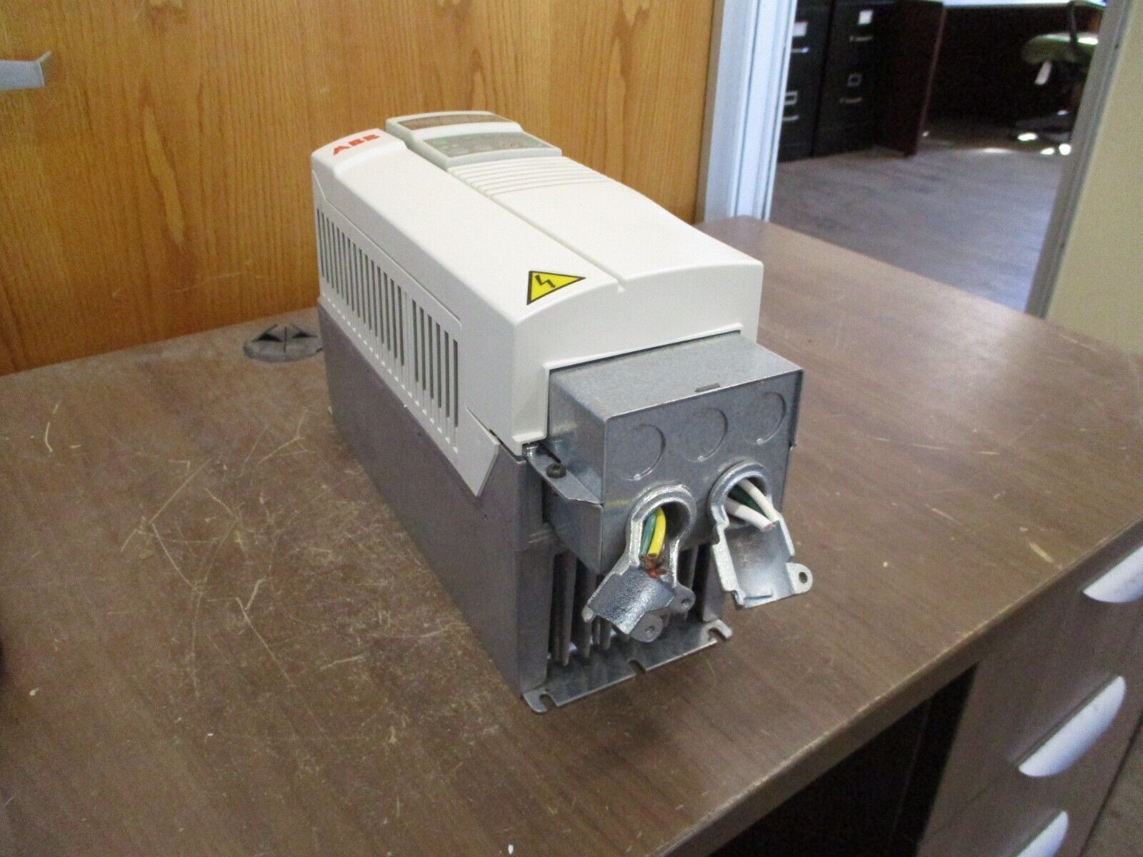 ABB ACH401 AC Drive ACH401600532 5HP 3Ph w/ Keypad *Broken Keypad Mounting Clip*