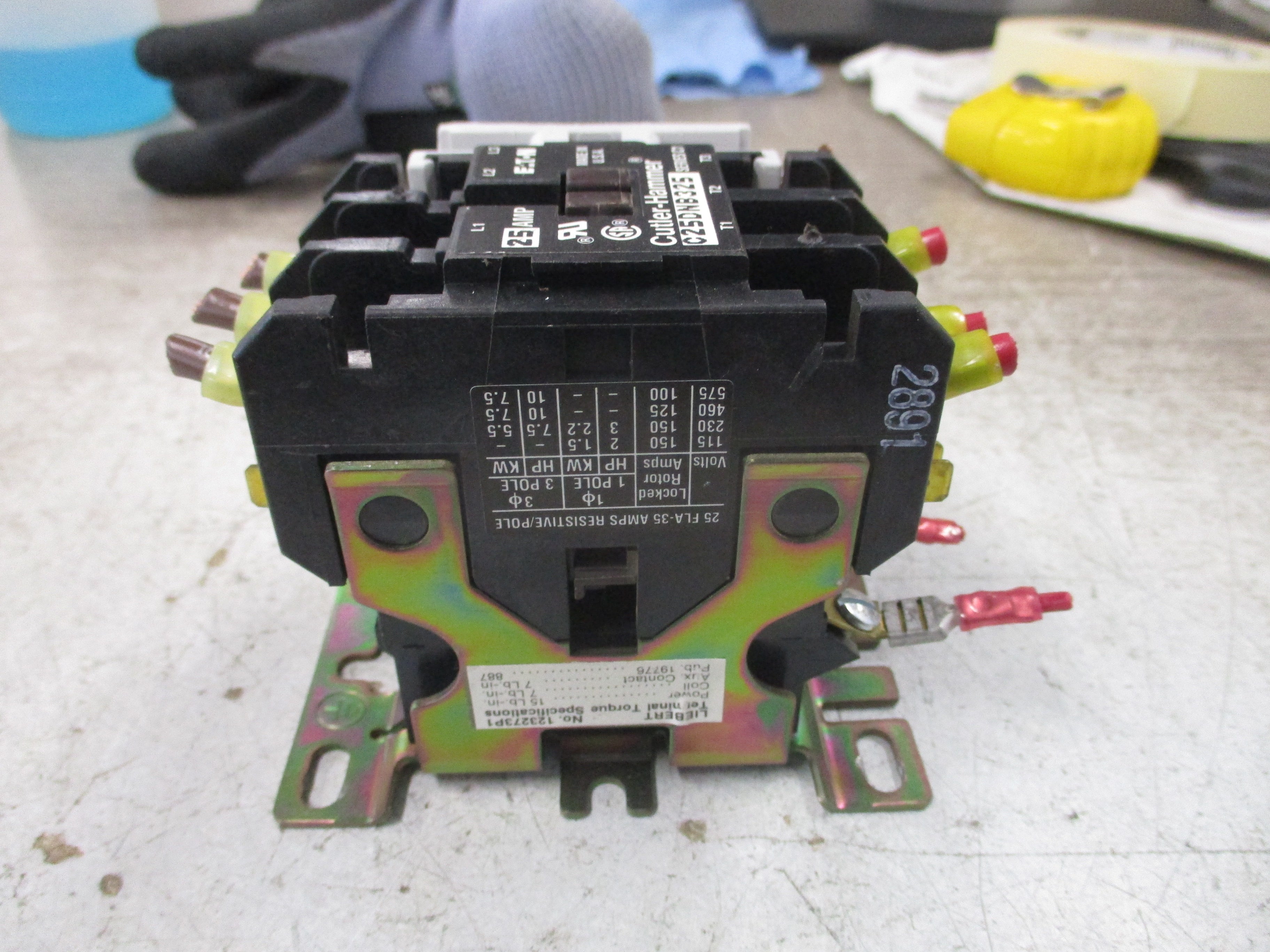 Cutler-Hammer Contactor C25DNB325 24V Coil 25A 575V w/Aux Contact Used