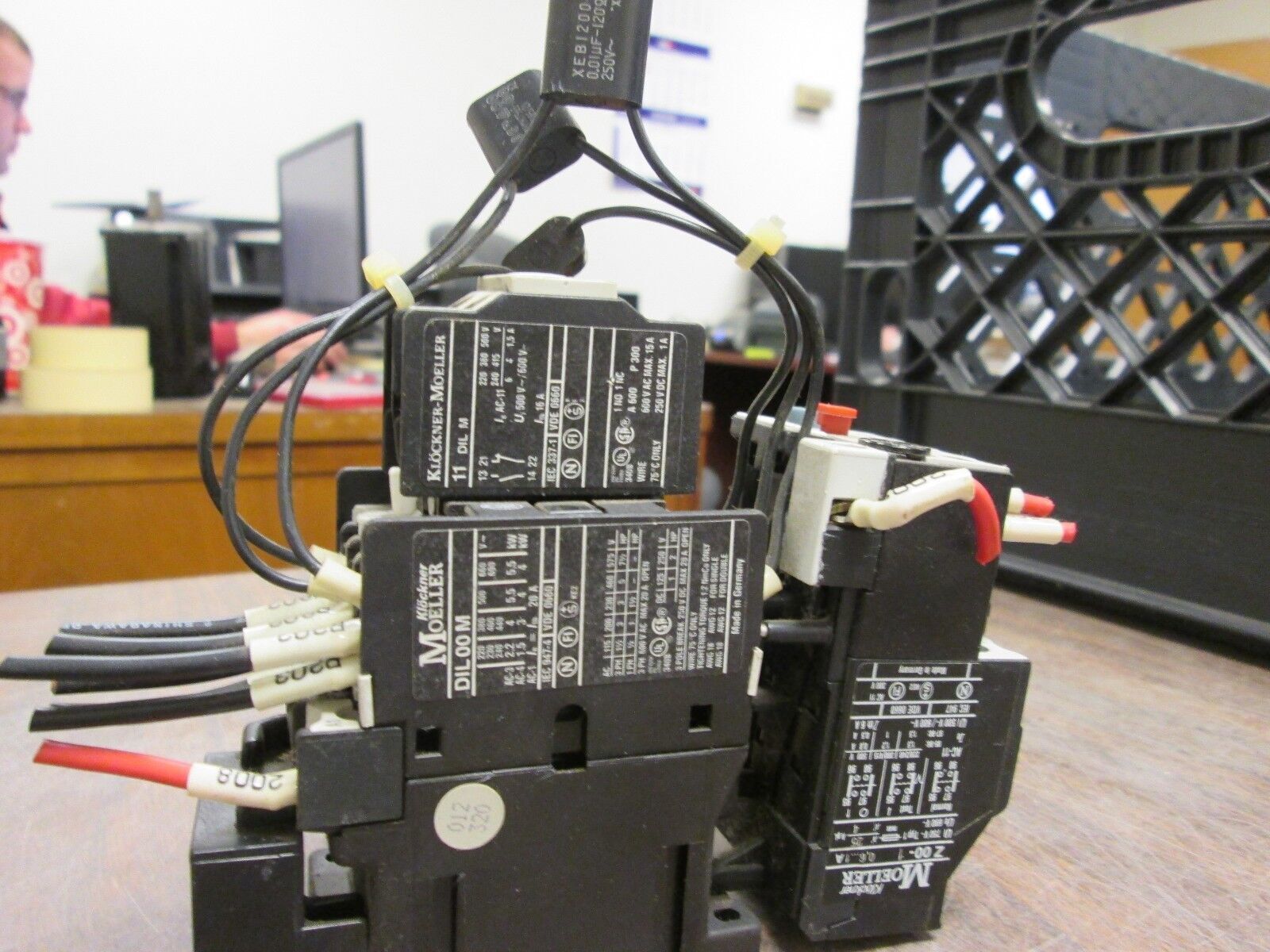 Klockner Moeller Contactor w/ Solid State Overload DIL00M / Z00-1 100/110Vc Used