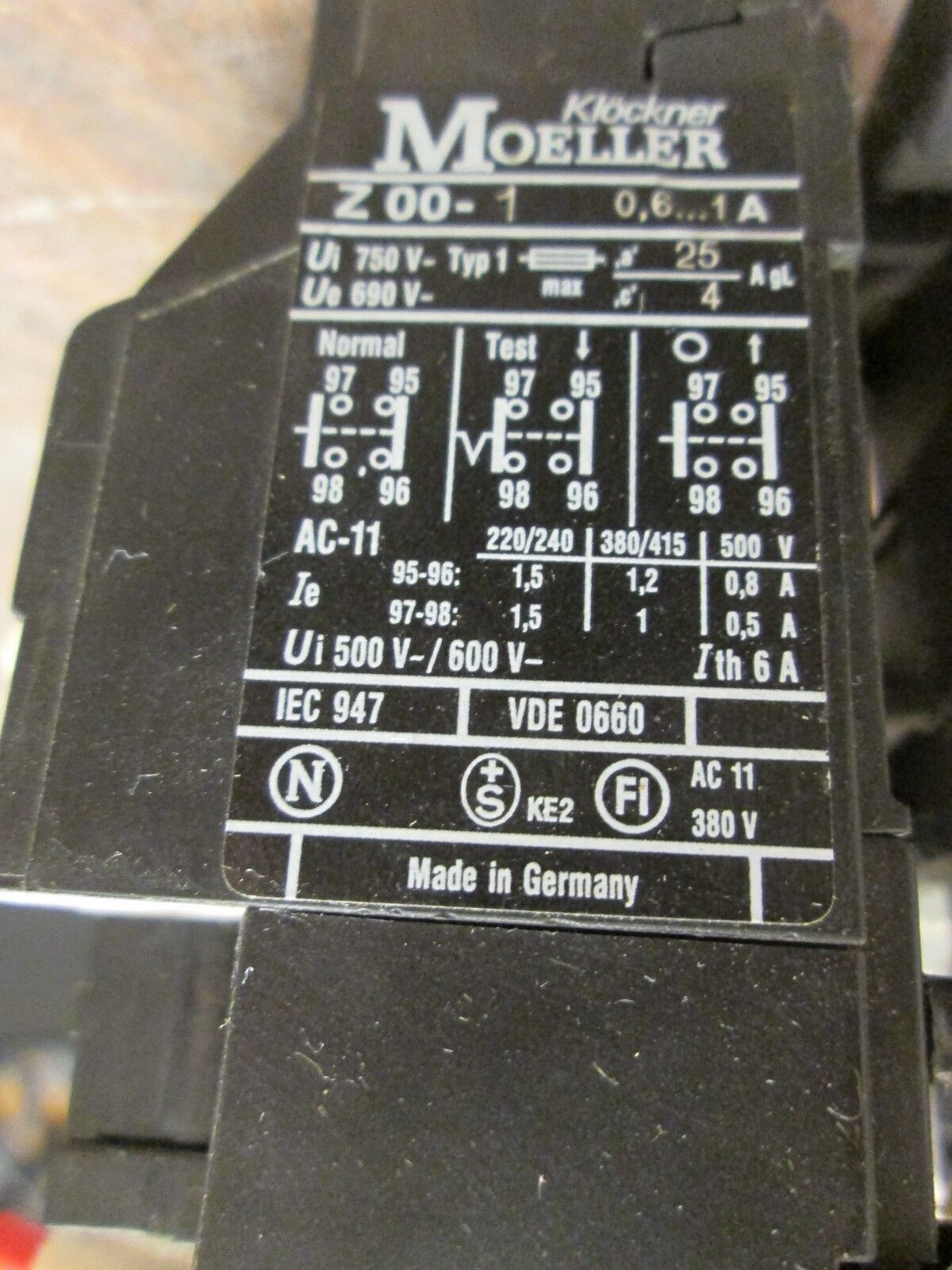 Klockner Moeller Contactor w/ Solid State Overload DIL00M / Z00-1 100/110Vc Used