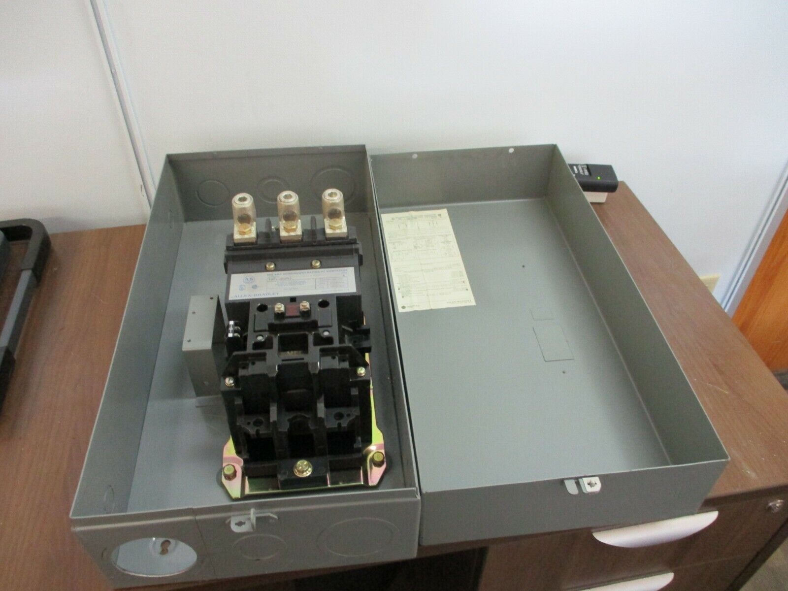 Enclosed Lighting Contactor 500L-EAD93 Ser.B 115-120V Coil 200A 600V Used