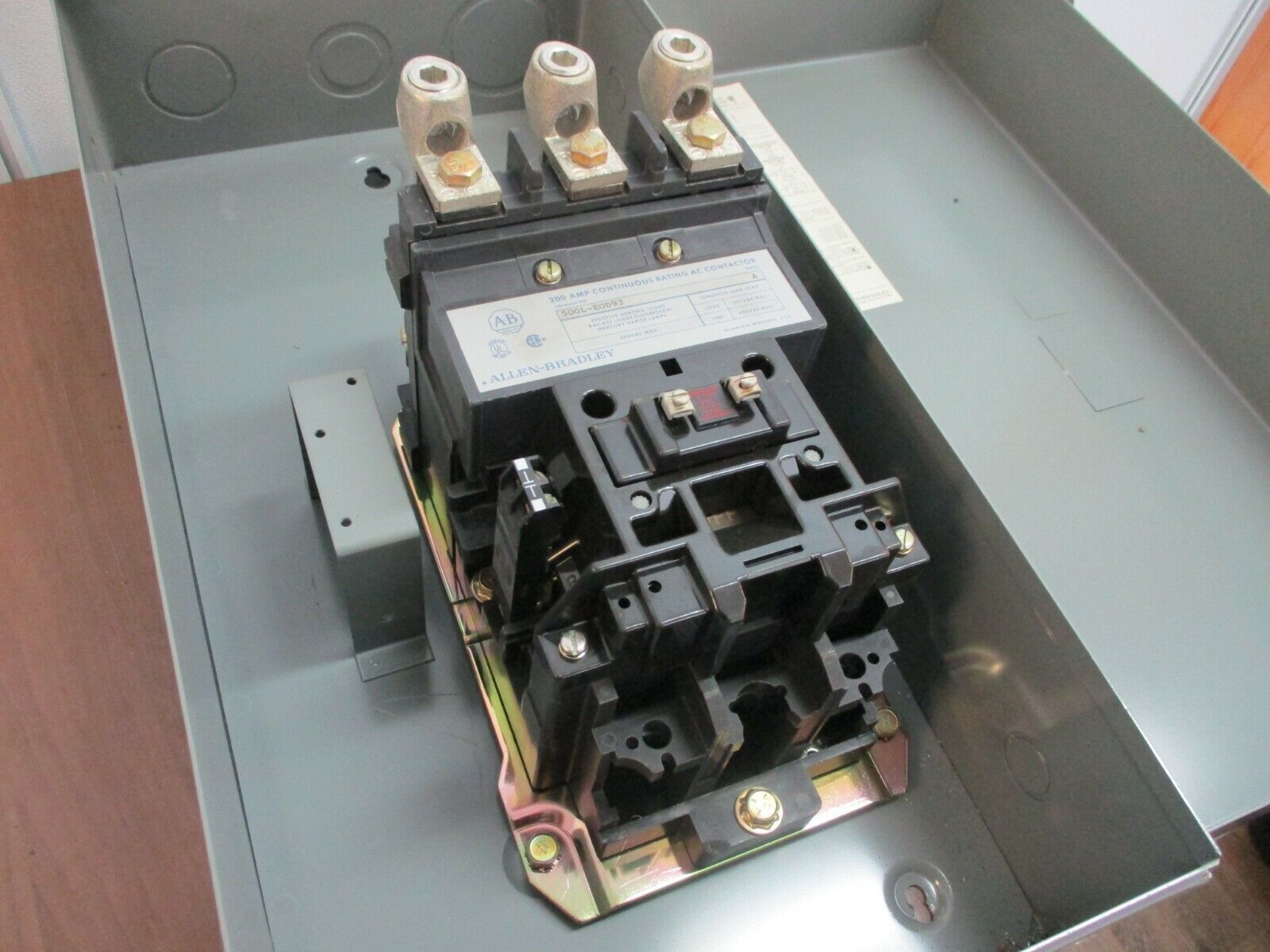 Enclosed Lighting Contactor 500L-EAD93 Ser.B 115-120V Coil 200A 600V Used
